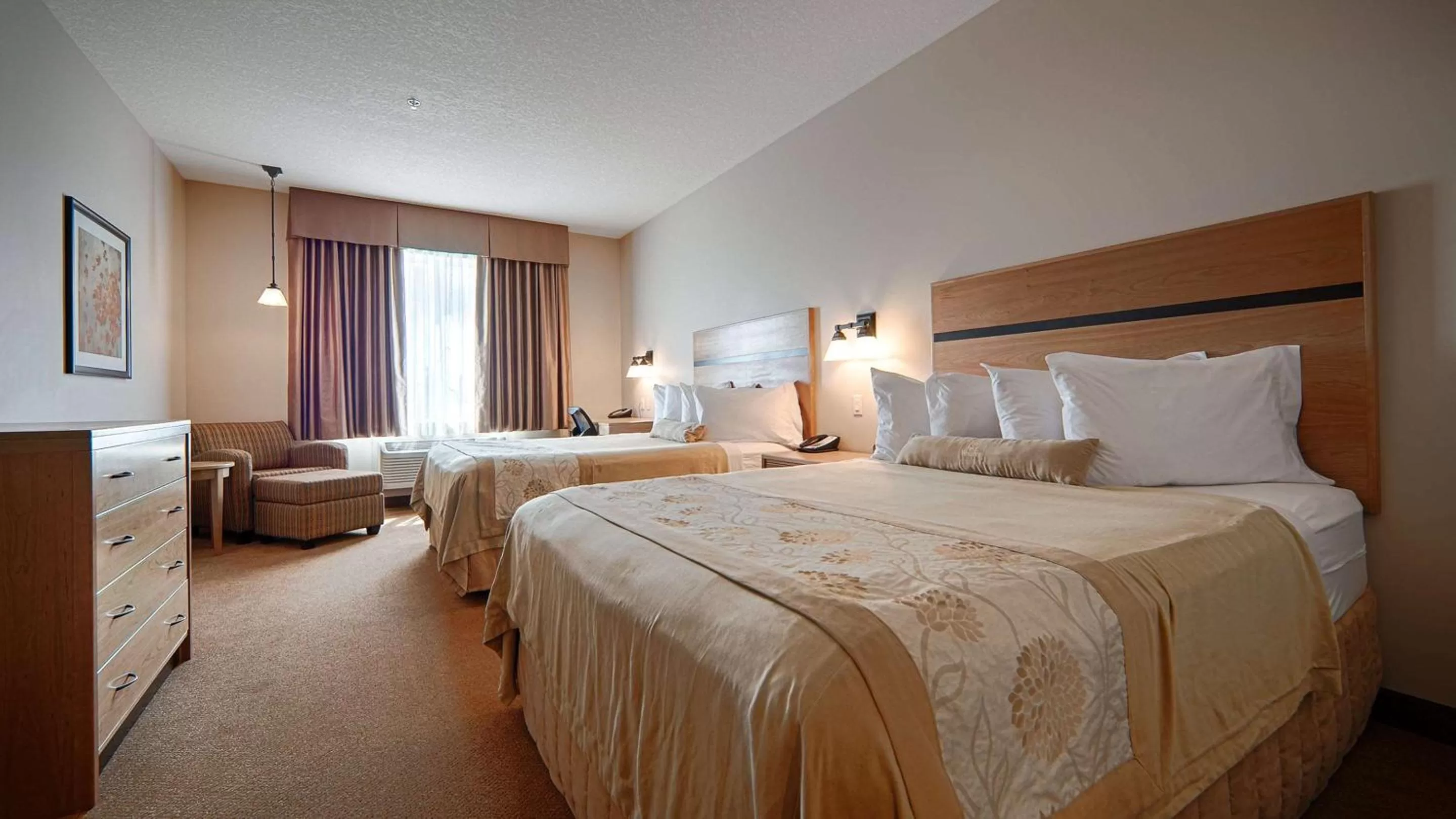 Photo of the whole room, Bed in Best Western Plus Chateau Inn Sylvan Lake