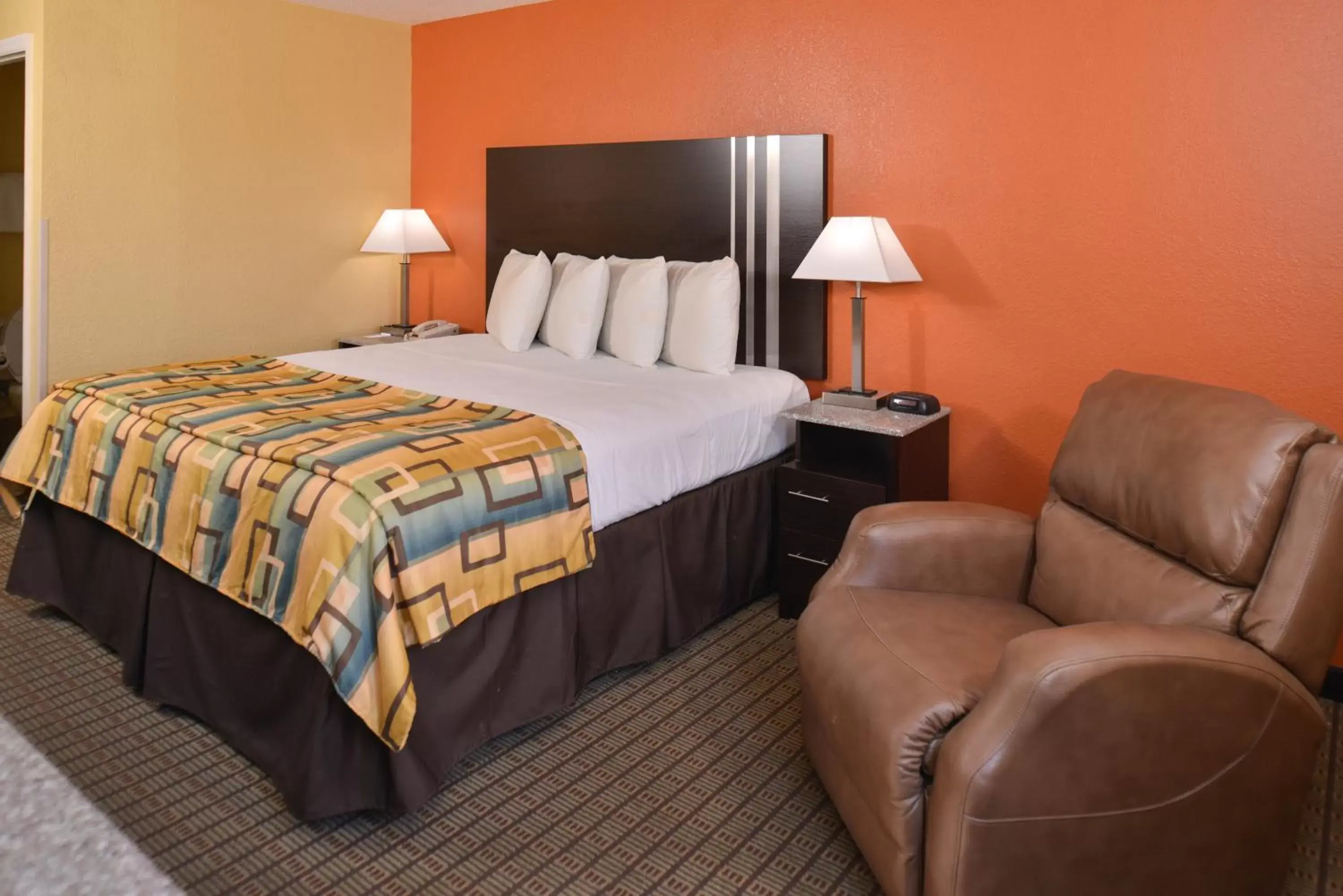 Bedroom, Bed in Douglas Inn & Suites