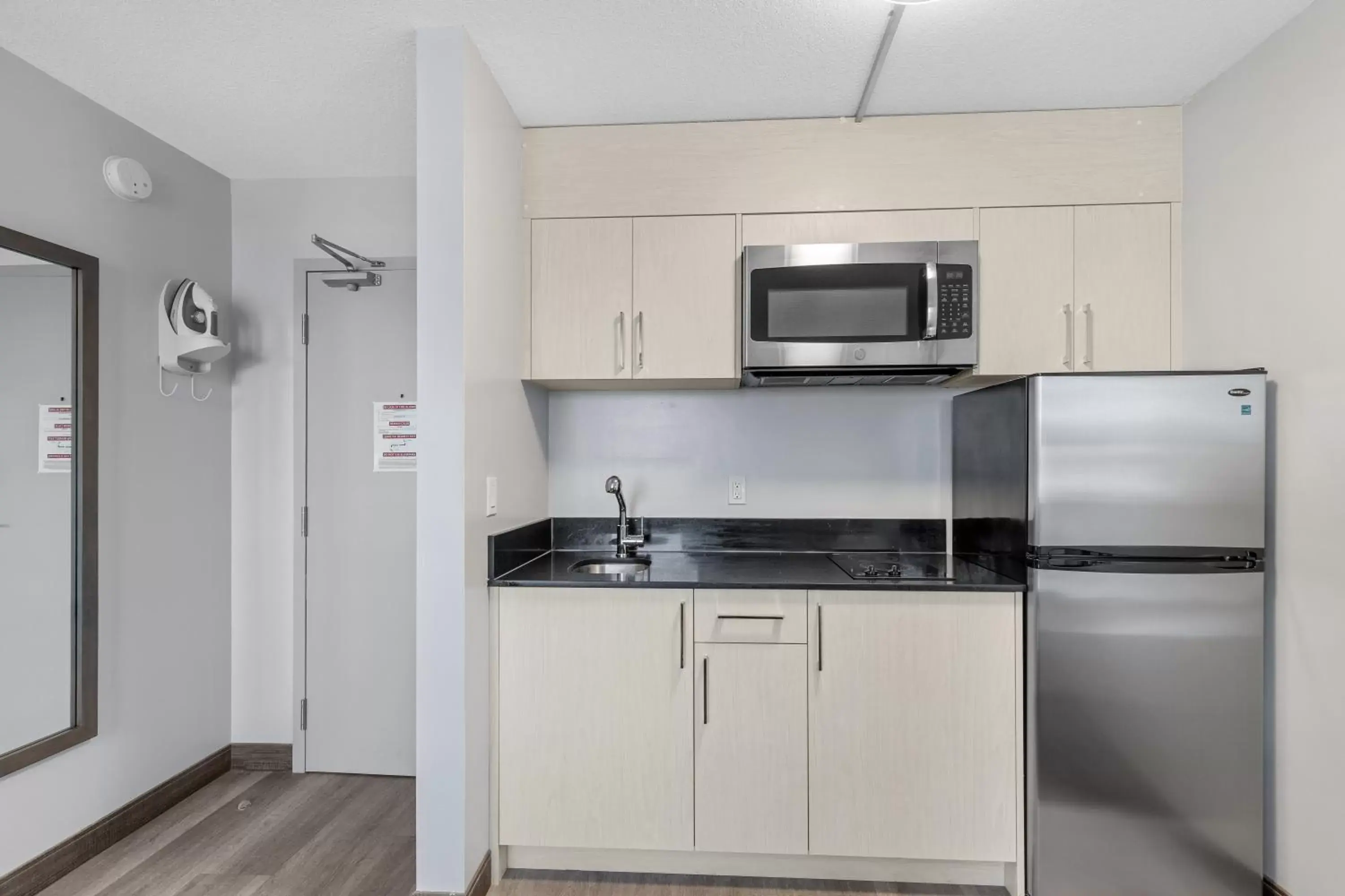 Kitchen or kitchenette, Kitchen/Kitchenette in Emerald Hotel & Suites Calgary Airport