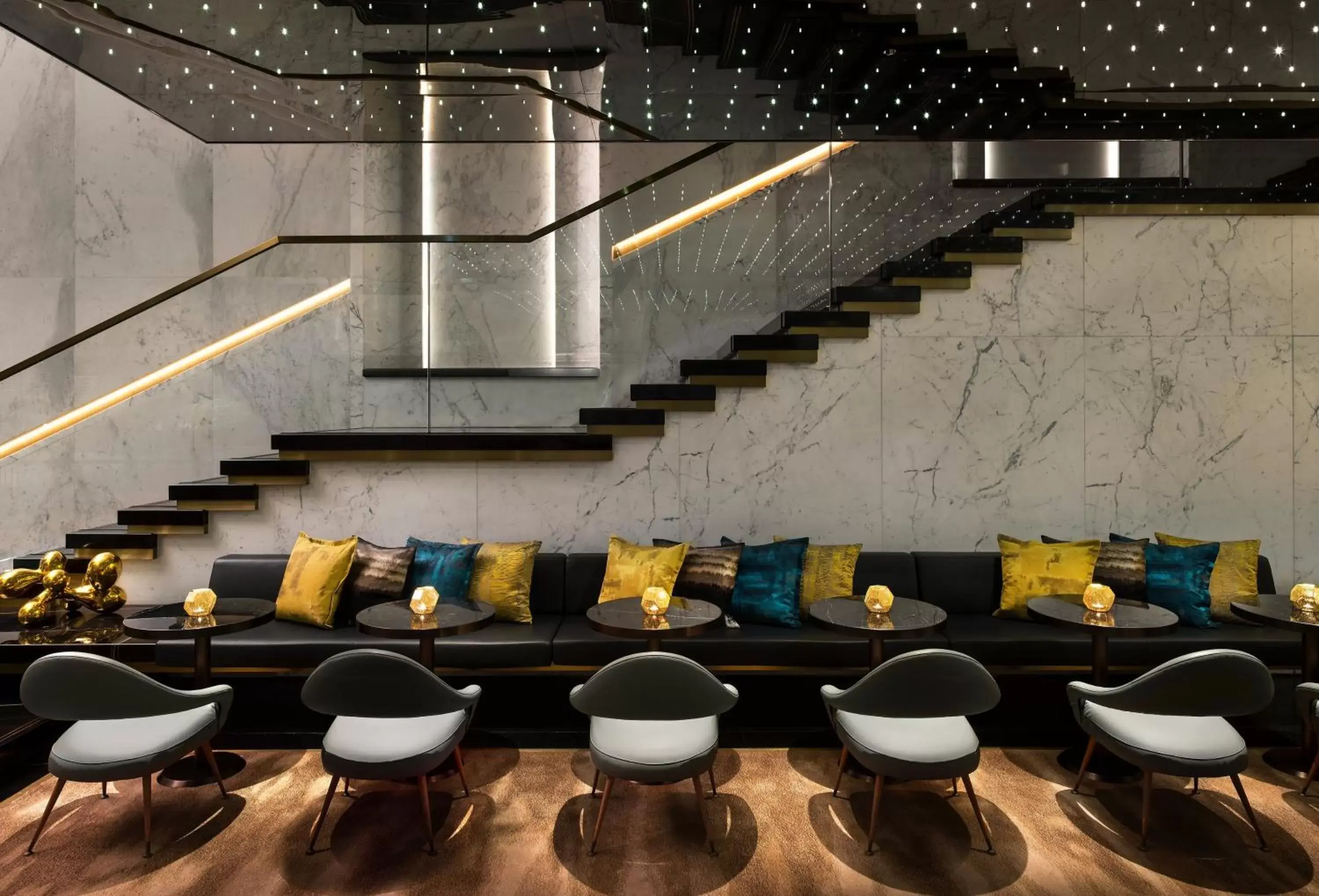 Lounge or bar in The Murray, Hong Kong, a Niccolo Hotel
