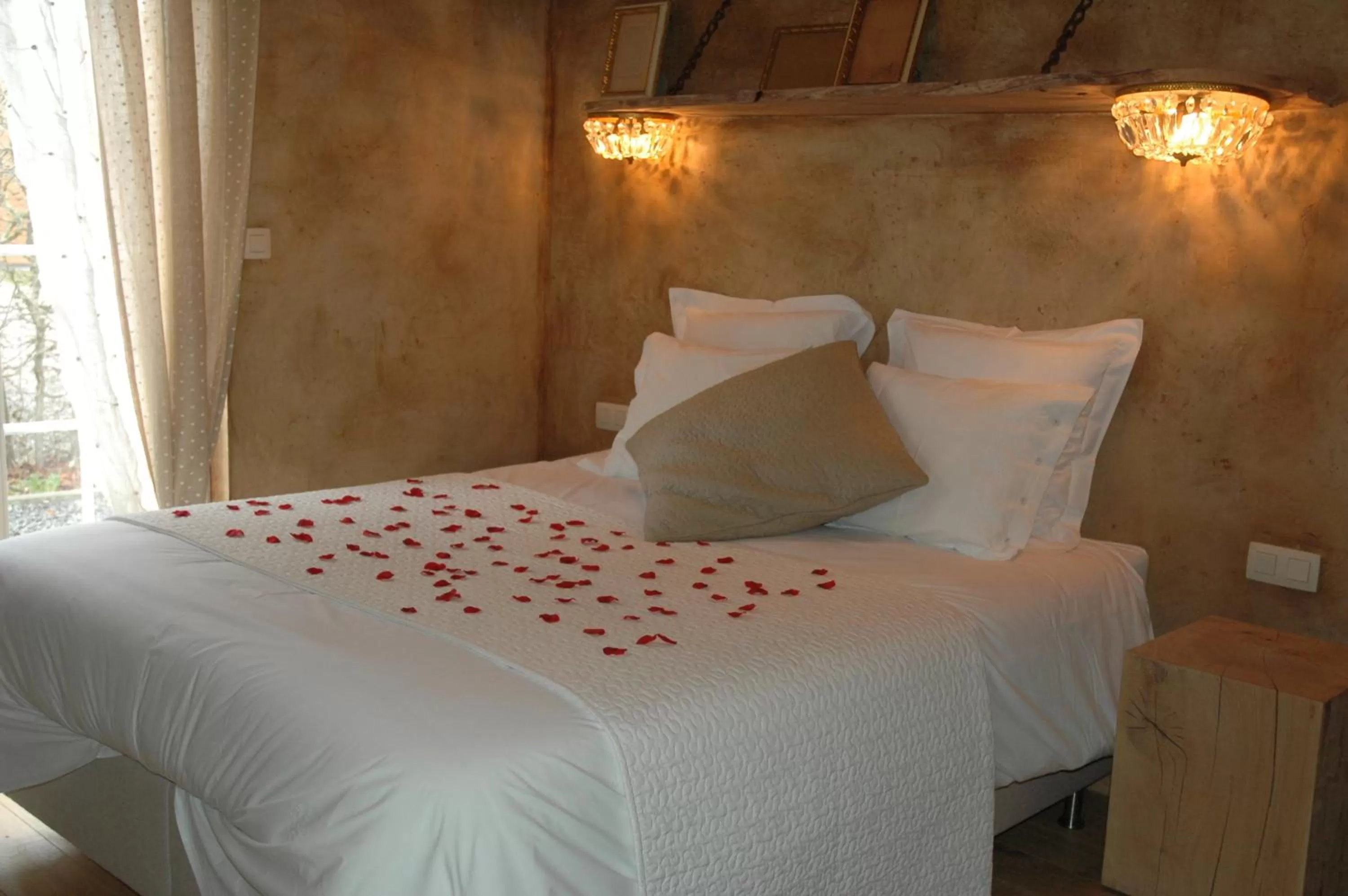 Decorative detail, Bed in Les Chambres du Vivier, chambres d'hôtes à Durbuy