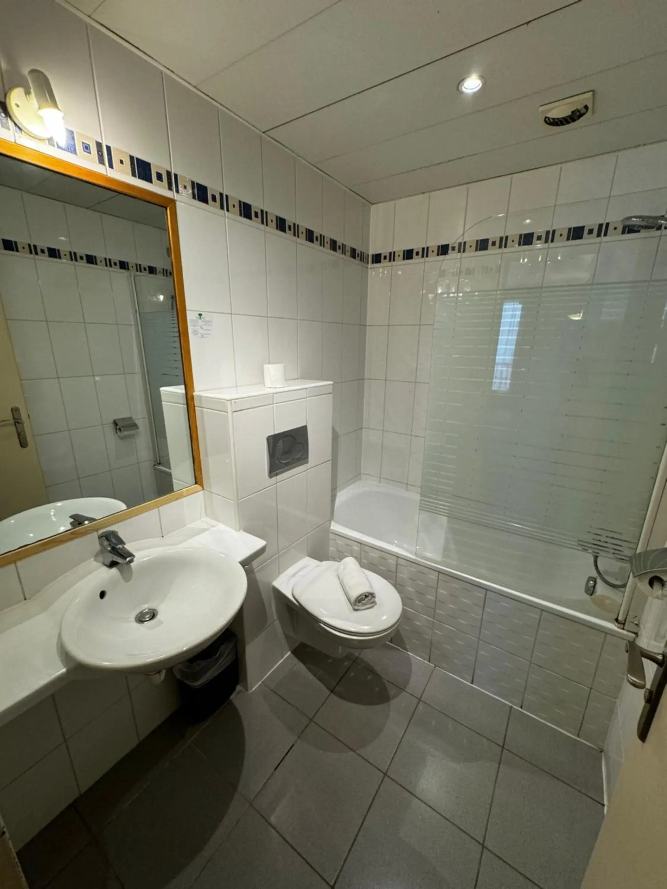 Toilet, Bathroom in 121 Paris Hotel
