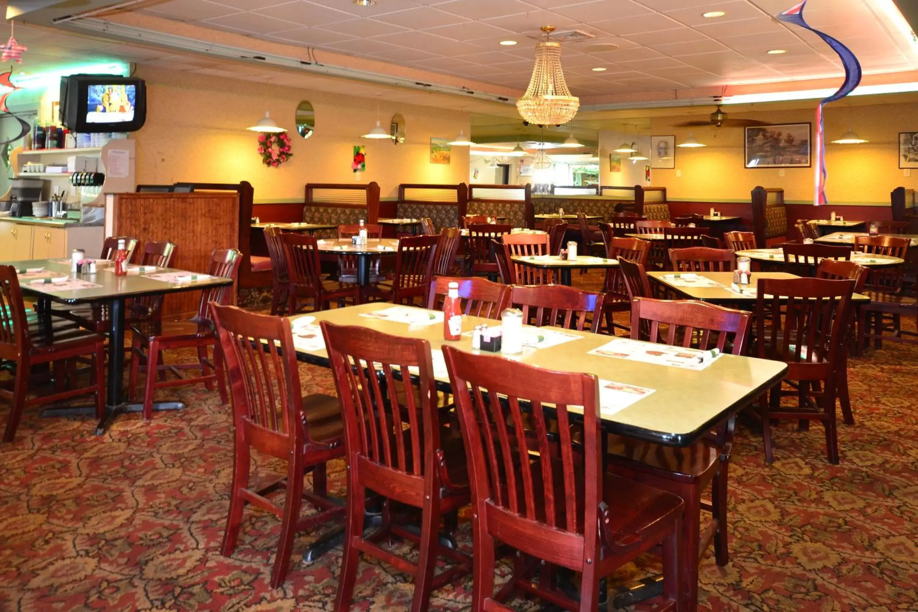 Coffee/tea facilities, Restaurant/Places to Eat in Howard Johnson by Wyndham Saugerties