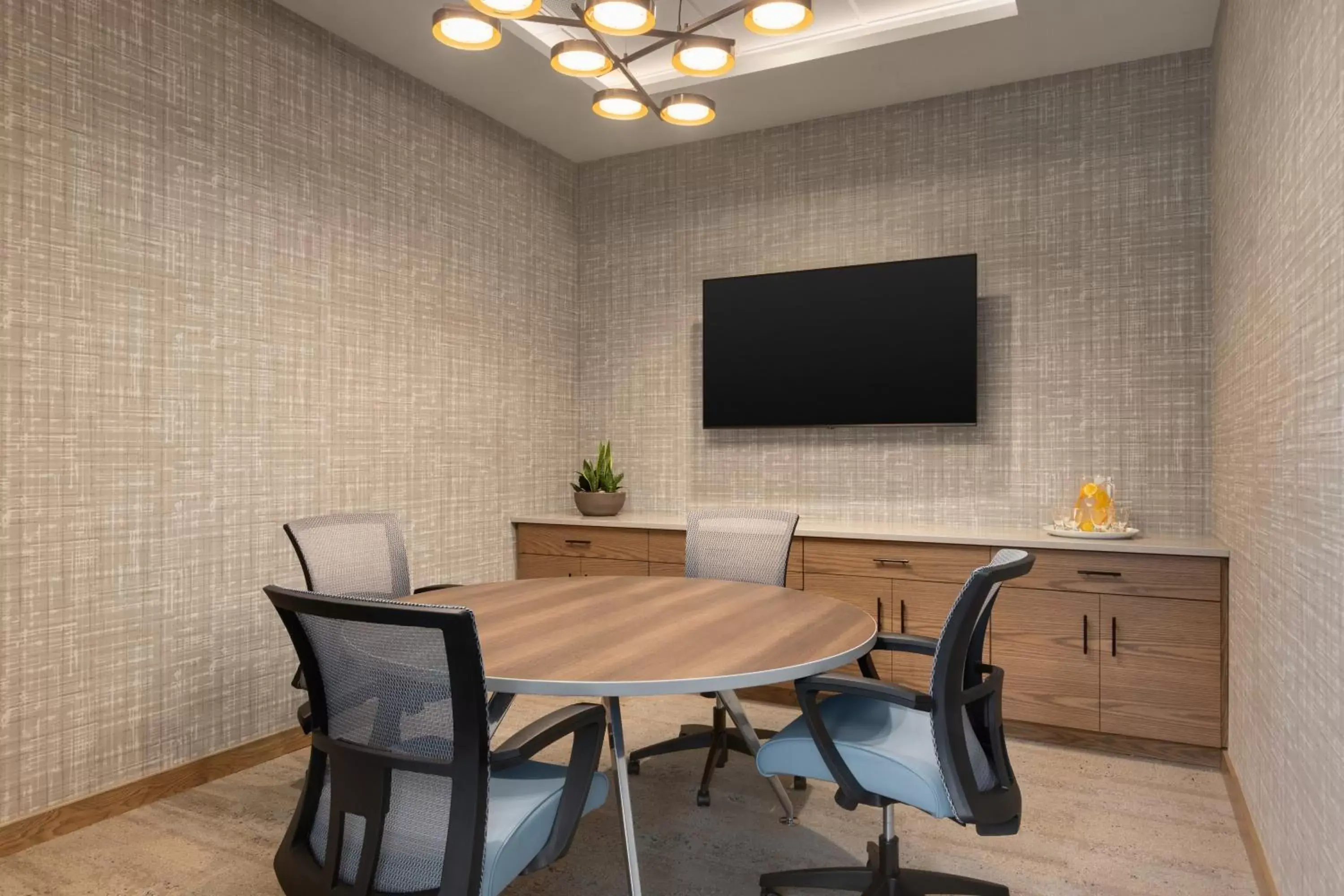 Meeting/conference room, TV/Entertainment Center in EVEN Hotels Rochester - Mayo Clinic Area, an IHG Hotel