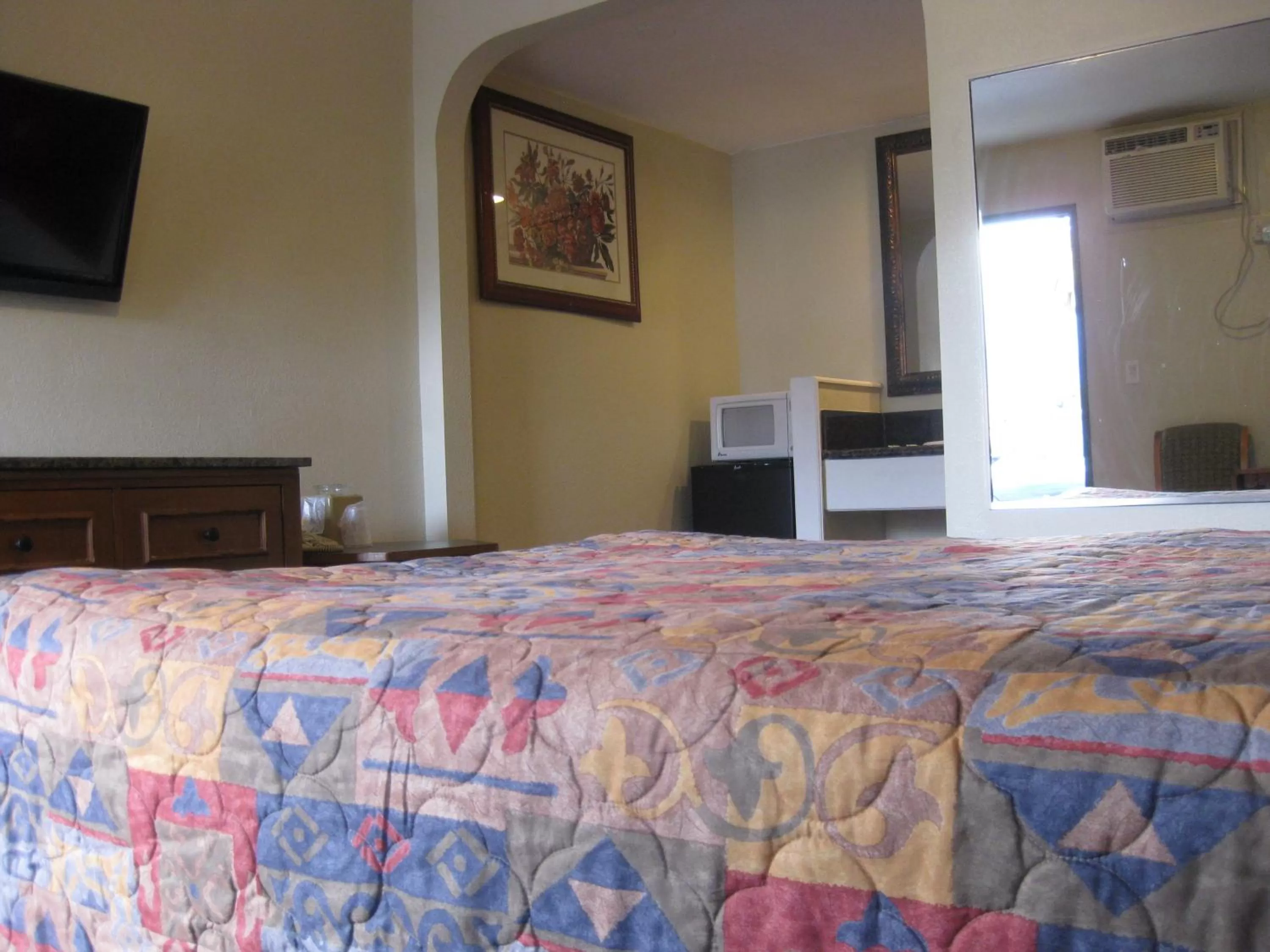 Bed in Sunshine Motel