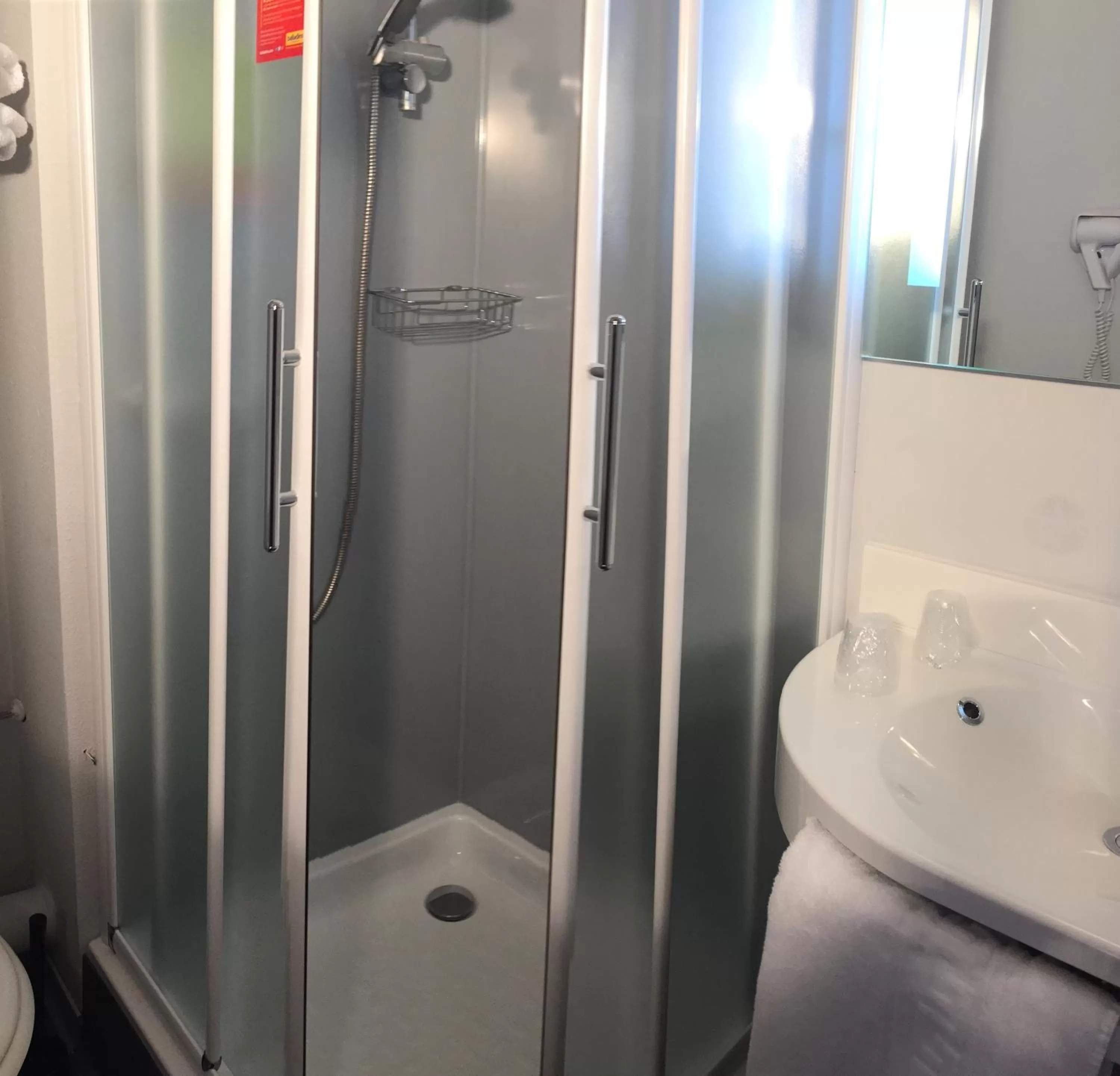 Bathroom in initial by balladins Amiens / Longueau