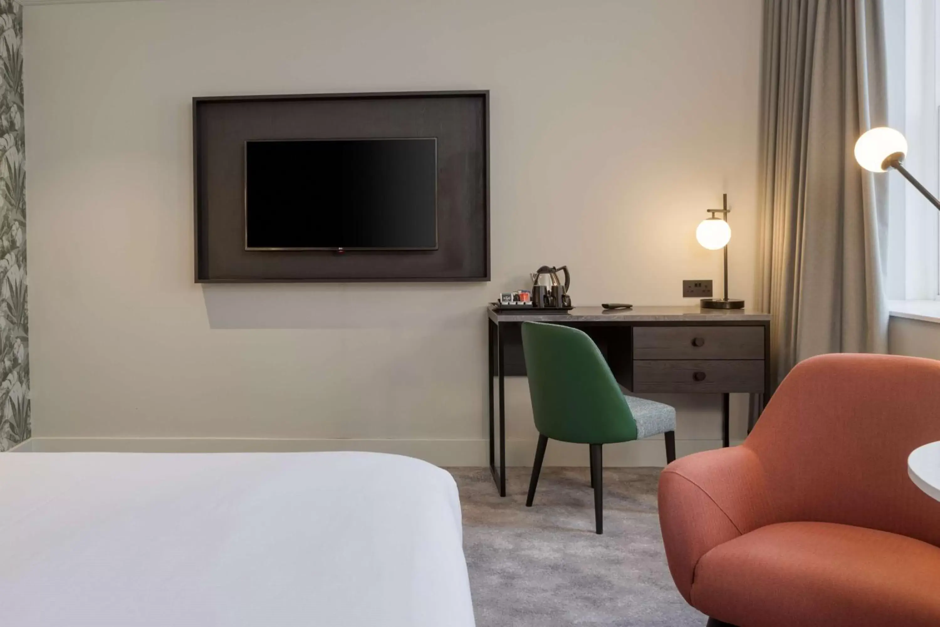 Bedroom, TV/Entertainment Center in DoubleTree By Hilton Brighton Metropole