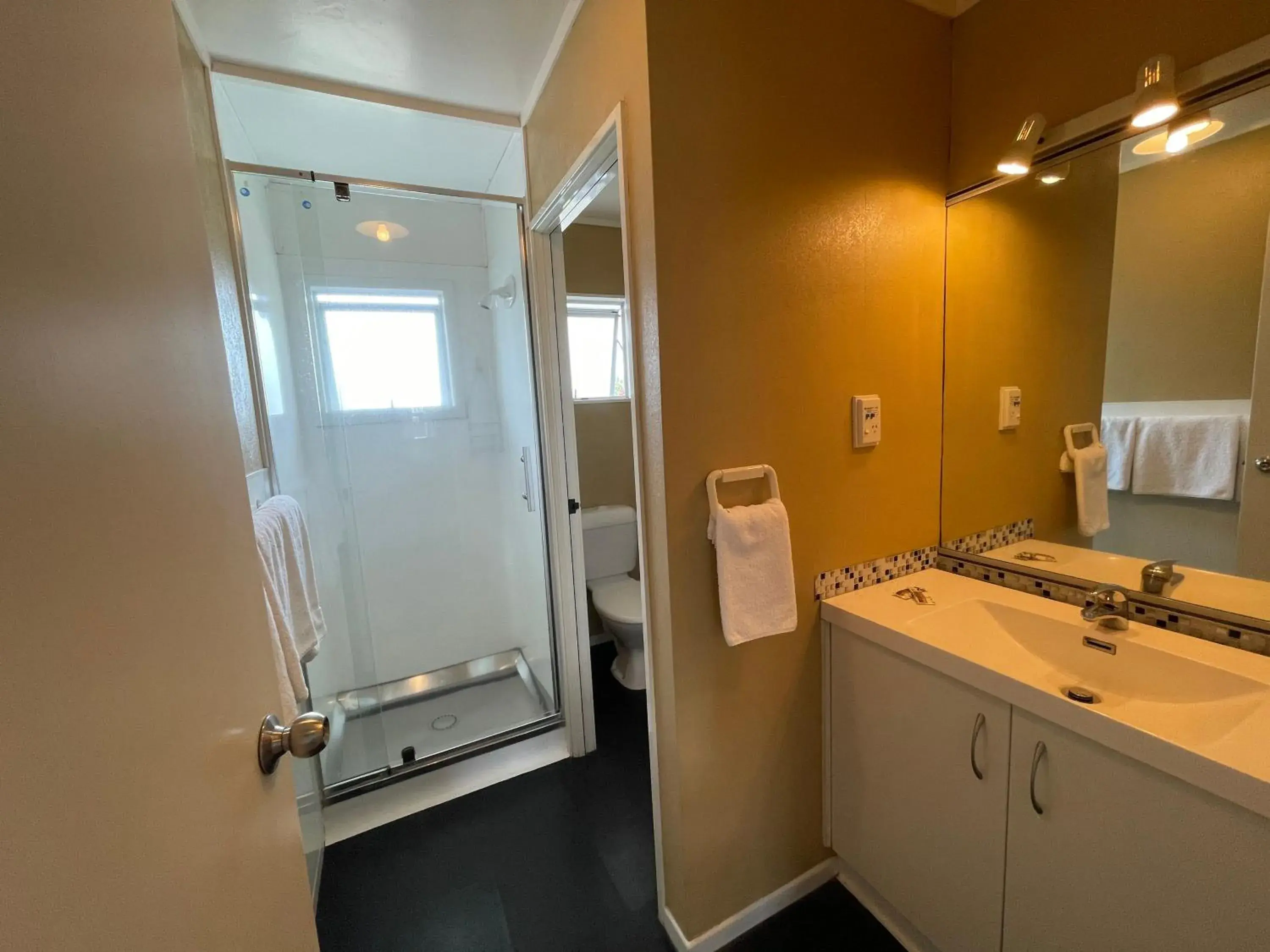 Bathroom in Six On Union Motel