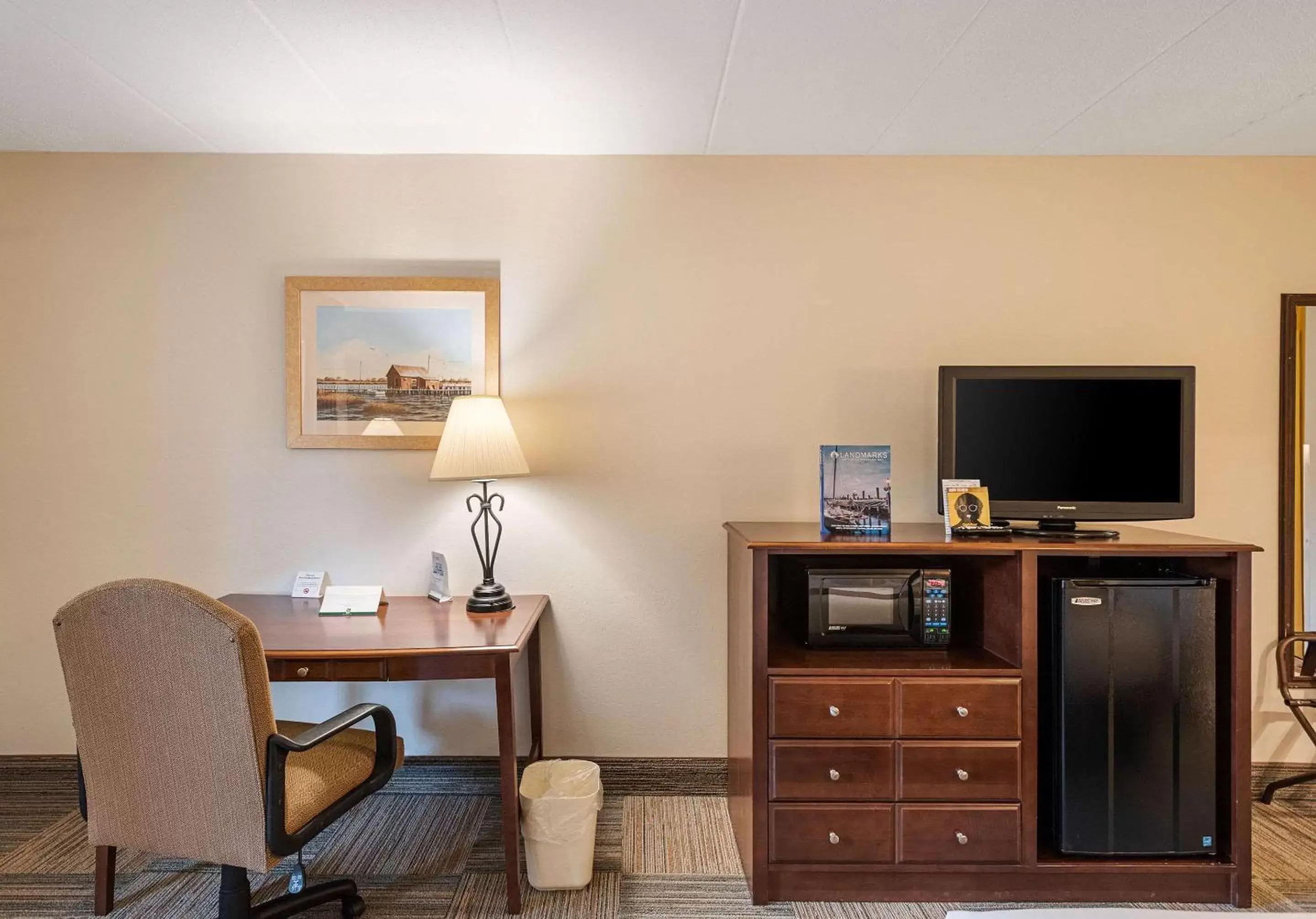 Photo of the whole room, TV/Entertainment Center in Quality Inn Easton