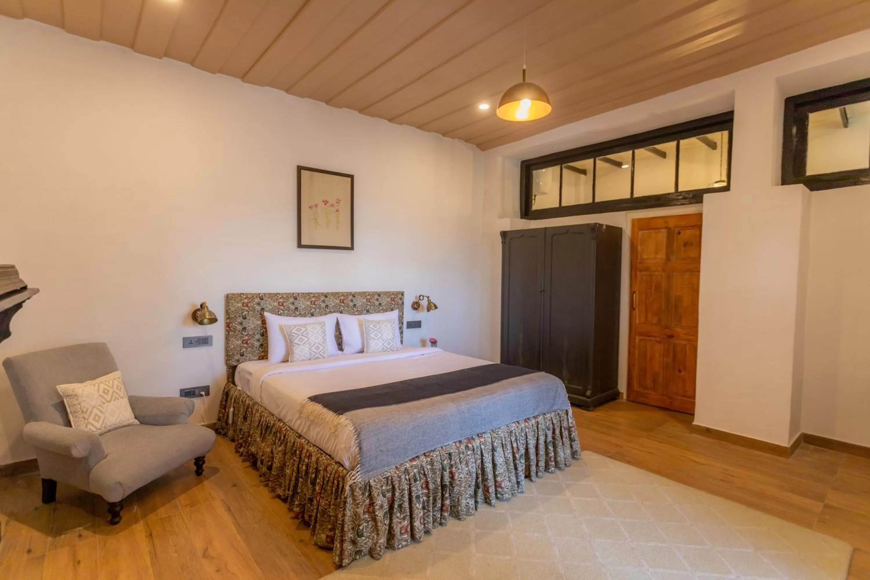 Photo of the whole room, Bed in Seclude Shimla, Taraview