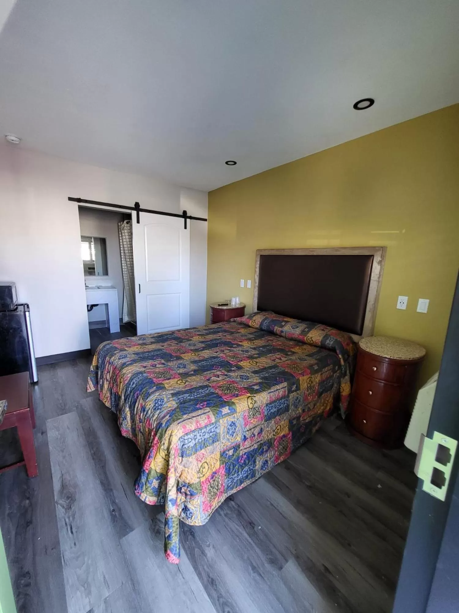 Photo of the whole room, Bed in Stadium Inn & Spas