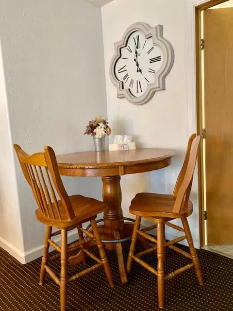 Seating area, Dining Area in Moose Creek Lodge & Suites