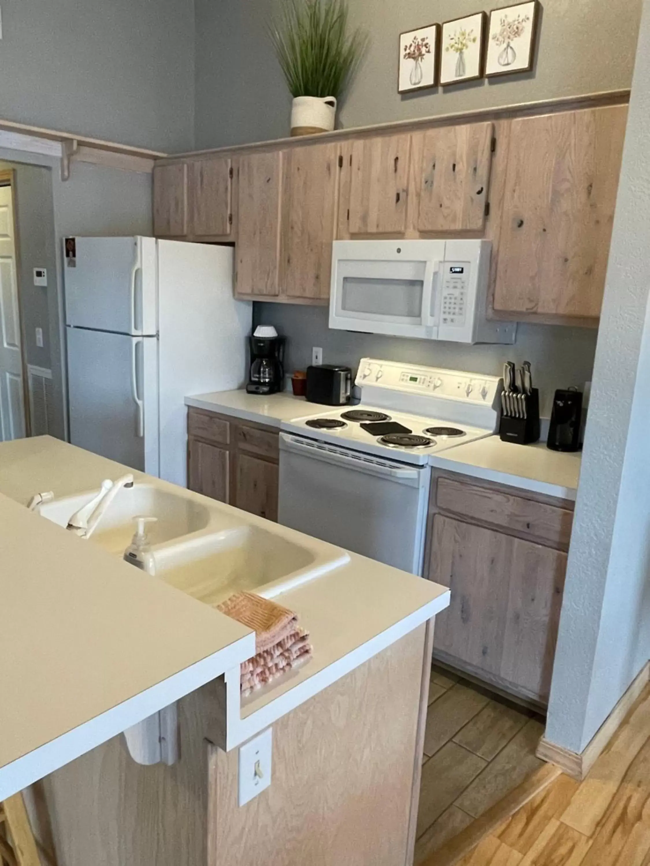 Kitchen or kitchenette, Kitchen/Kitchenette in Crown Lake Resort & RV