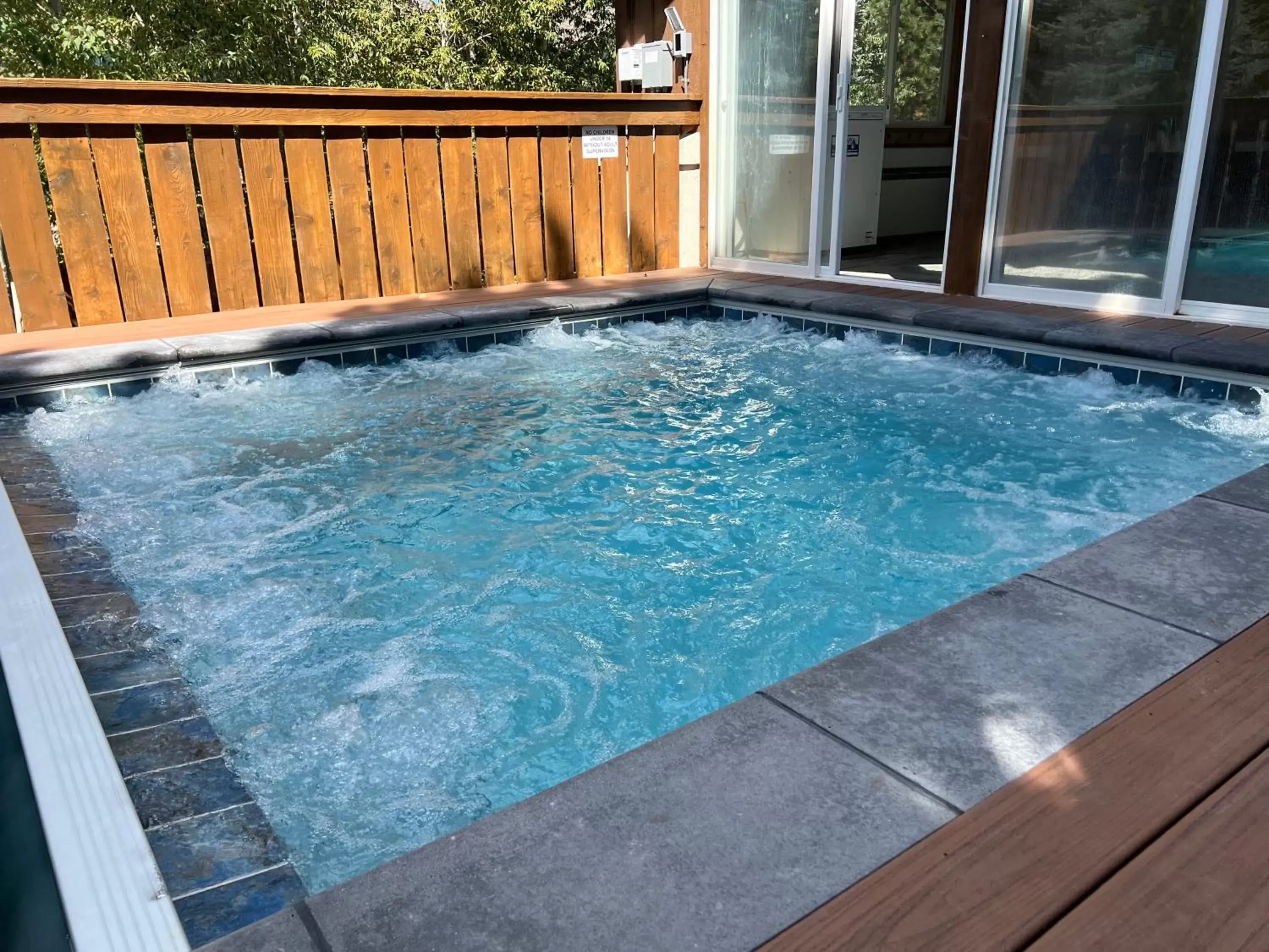 Hot Tub, Swimming Pool in Appenzell Inn