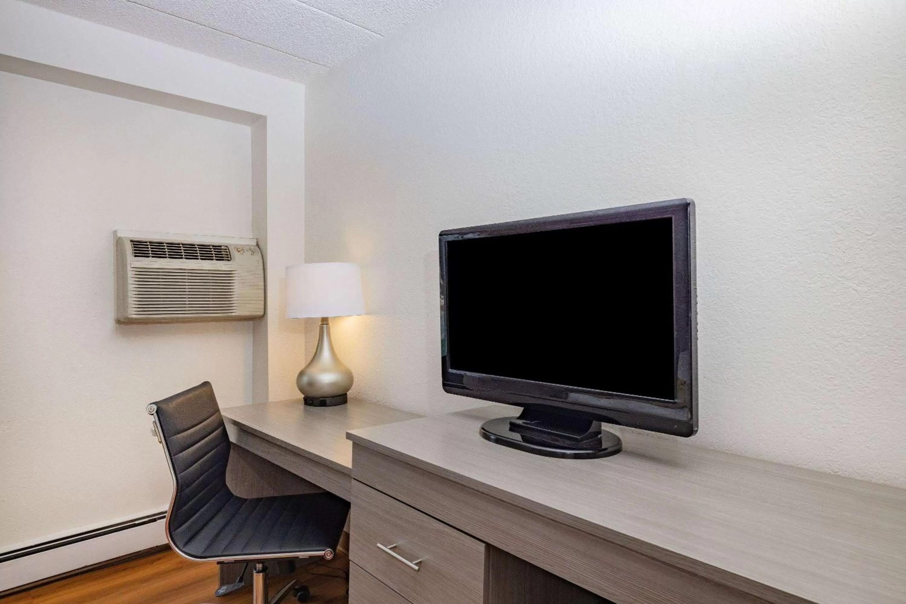 Photo of the whole room in Baymont by Wyndham Gillette