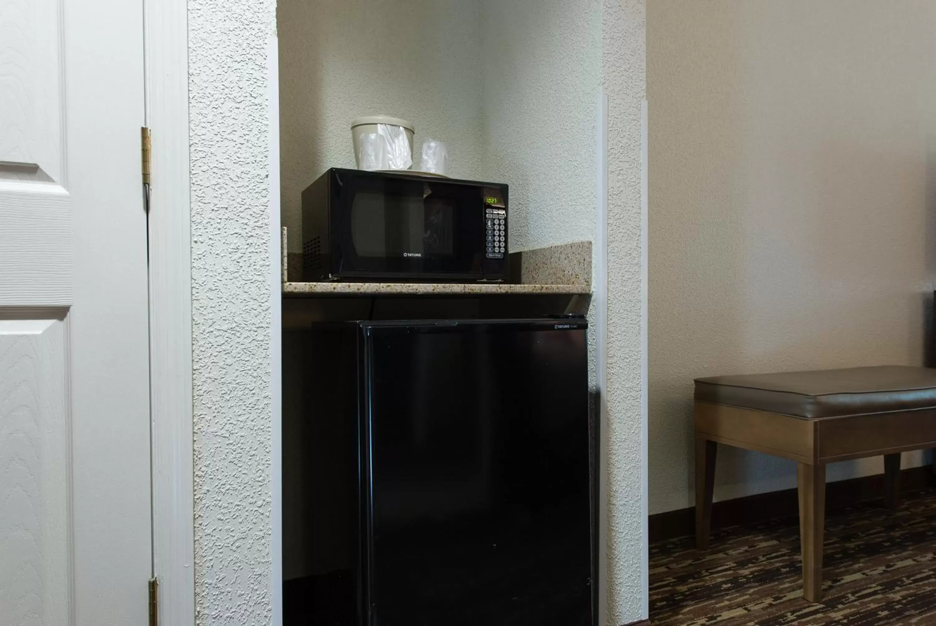 Kitchen or kitchenette, TV/Entertainment Center in Holiday Inn Express & Suites Walterboro, an IHG Hotel
