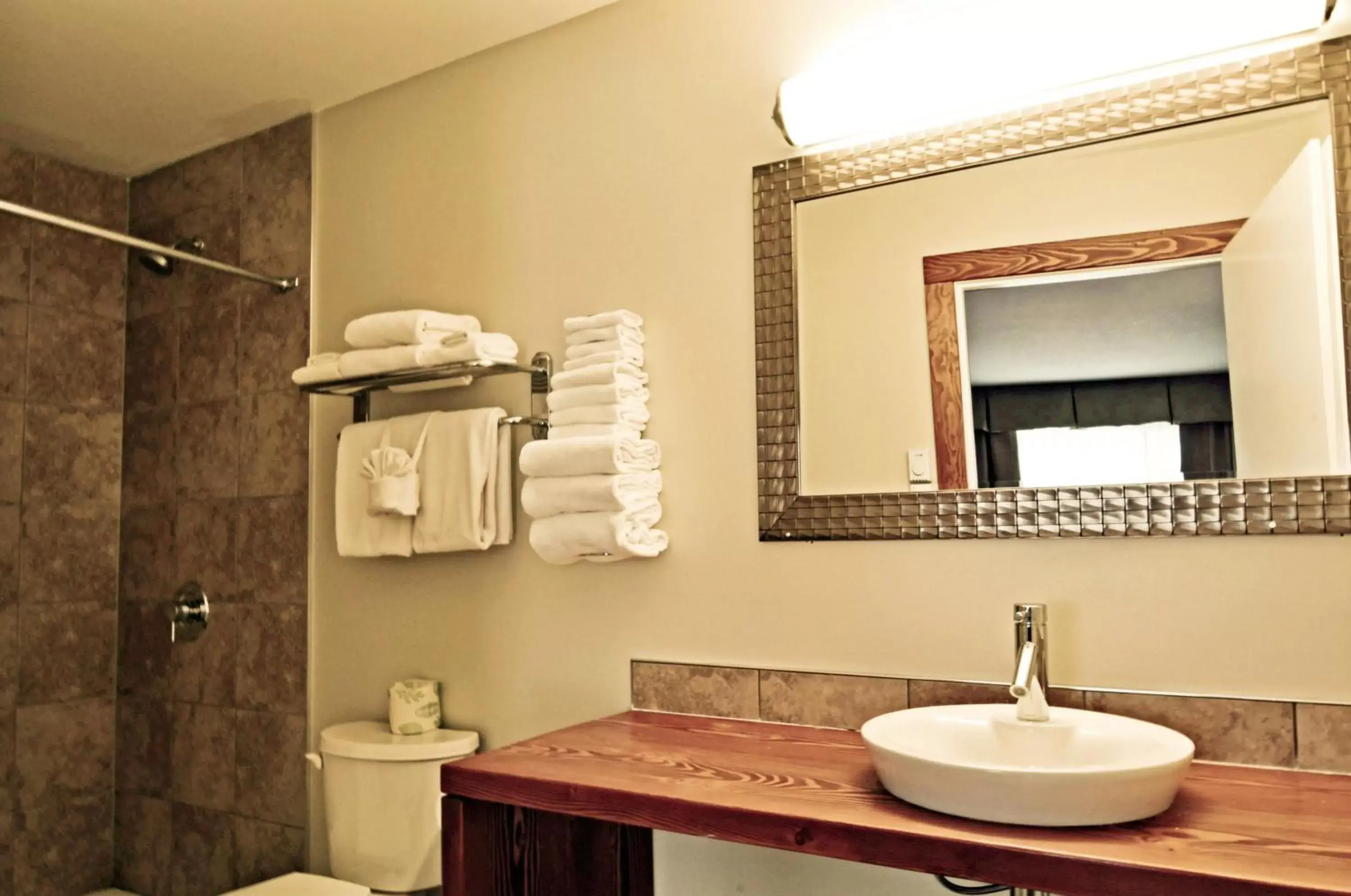 Shower, Bathroom in Travelodge by Wyndham Golden Sportsman Lodge