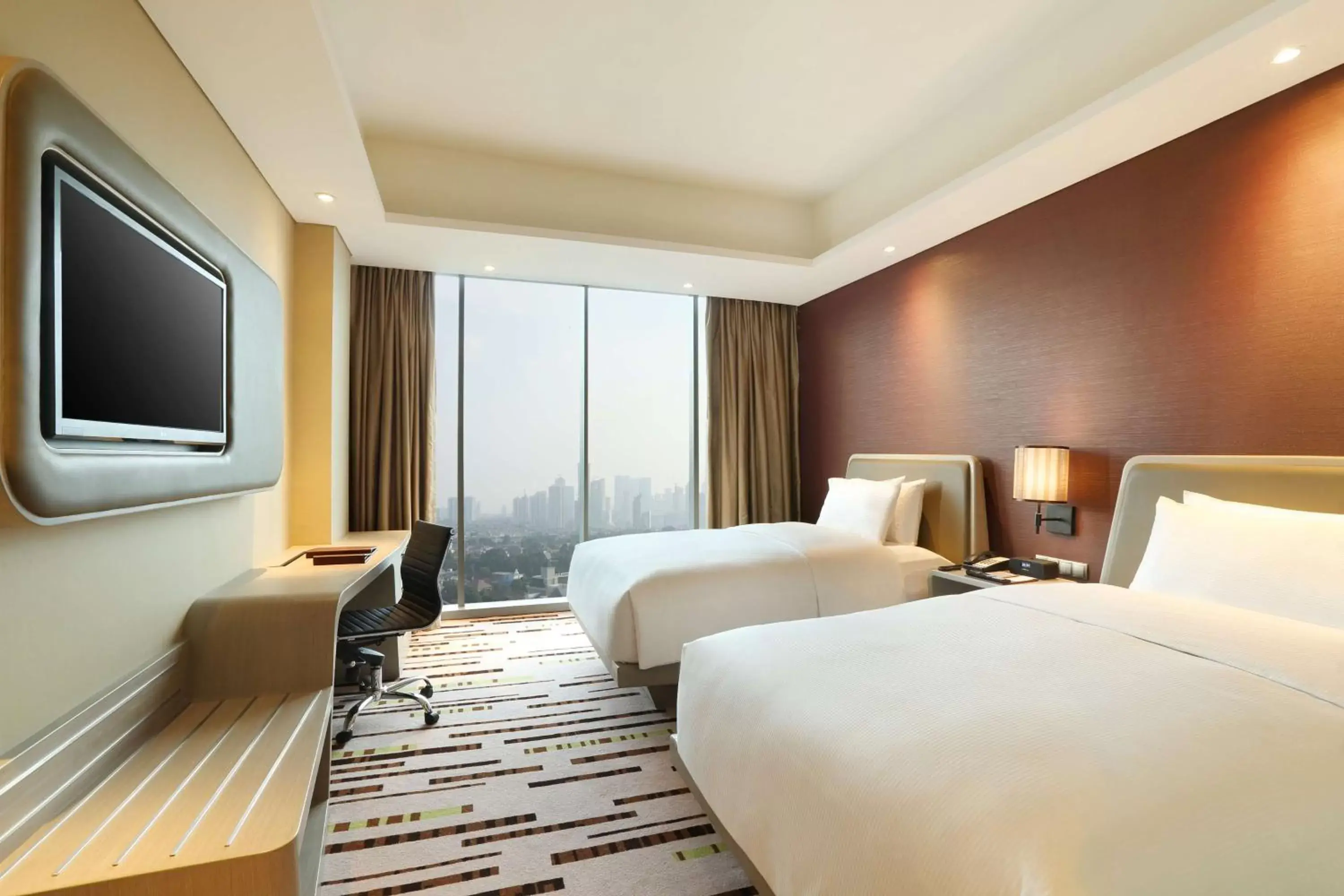 Bed, TV/Entertainment Center in DoubleTree by Hilton Jakarta - Diponegoro