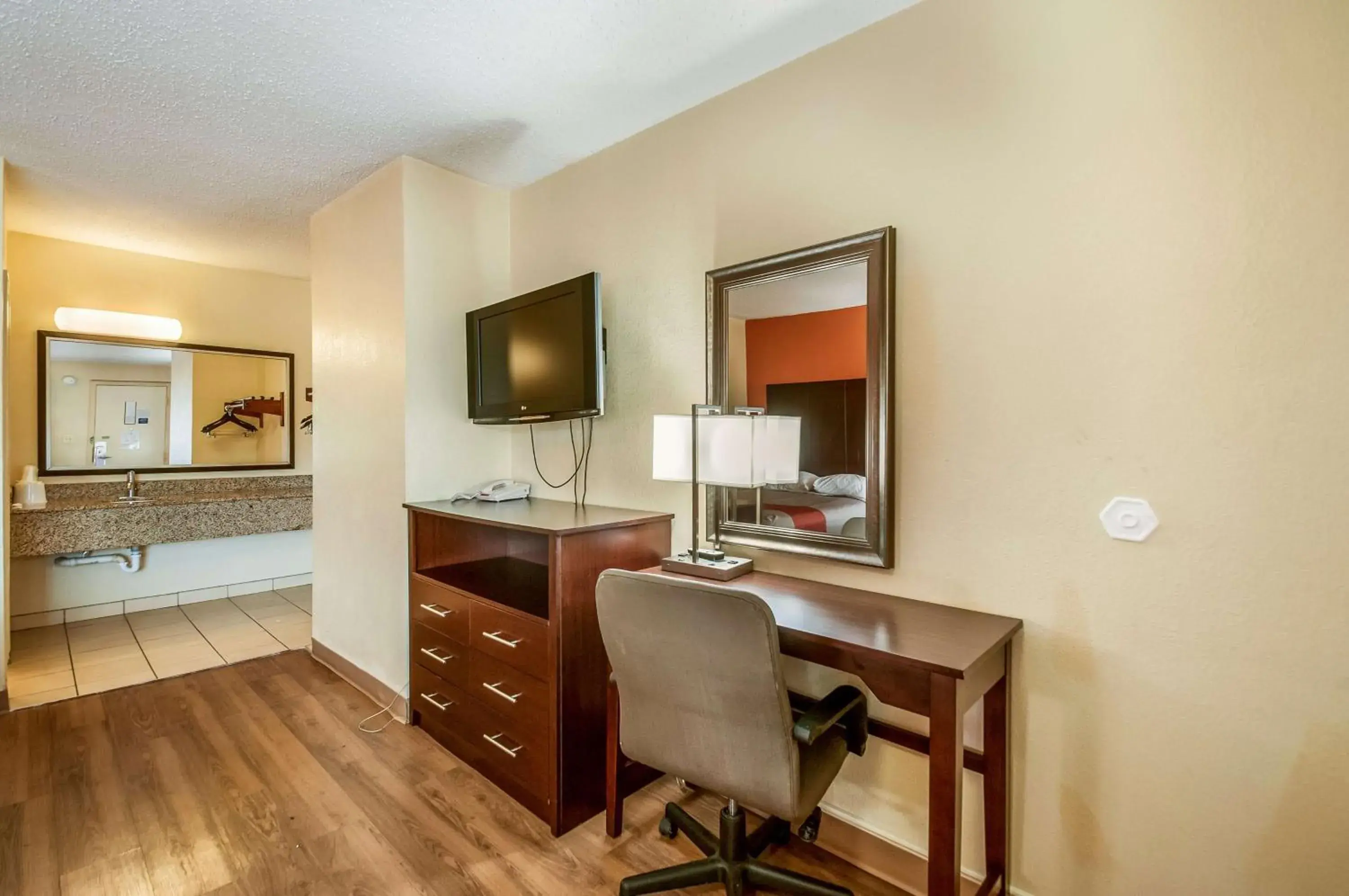 TV and multimedia, TV/Entertainment Center in Motel 6-Washington, DC - Convention Center