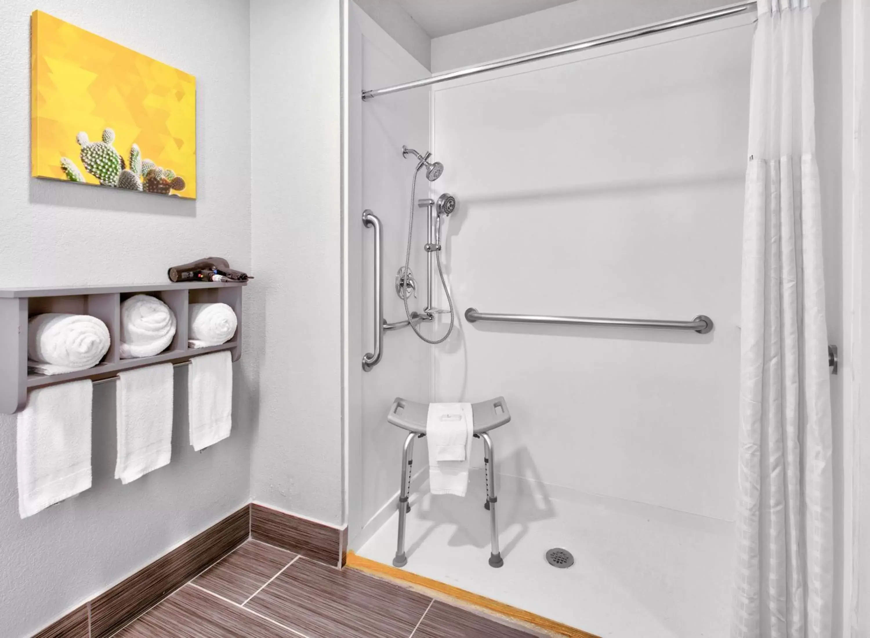 Bathroom in La Quinta by Wyndham Dallas - Las Colinas