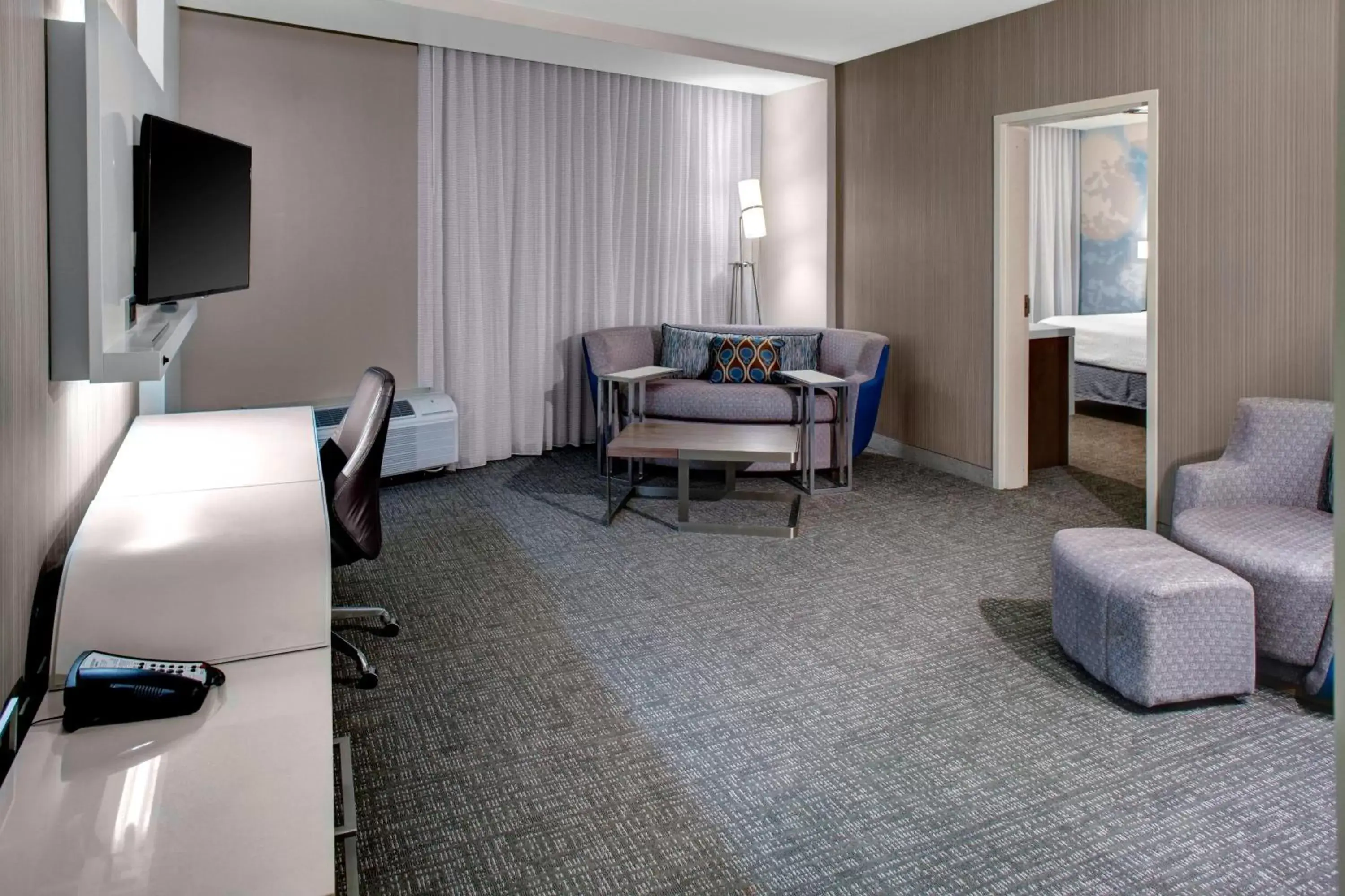 Living room, TV/Entertainment Center in Courtyard by Marriott Carrollton