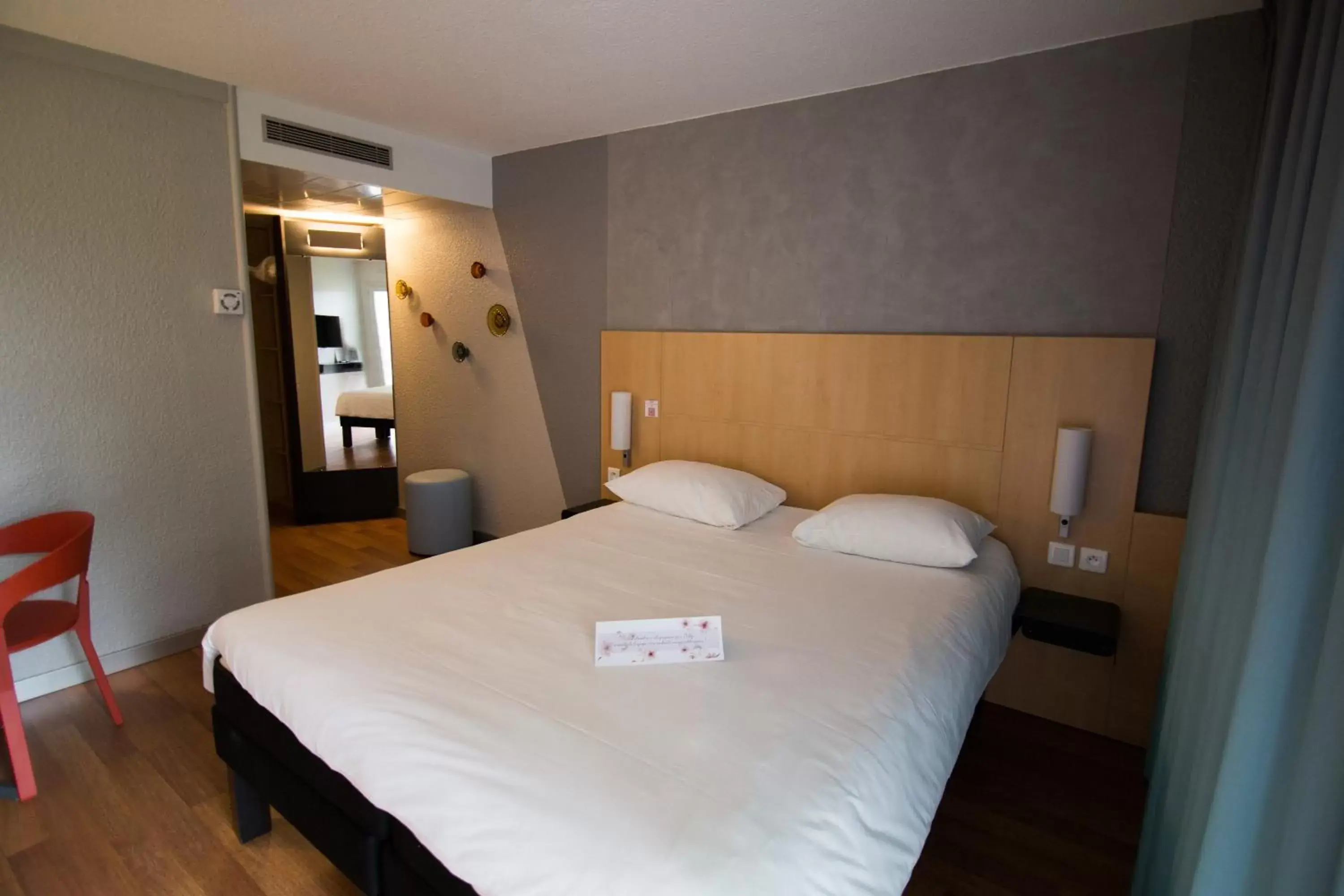 Bedroom, Bed in ibis Rennes Beaulieu