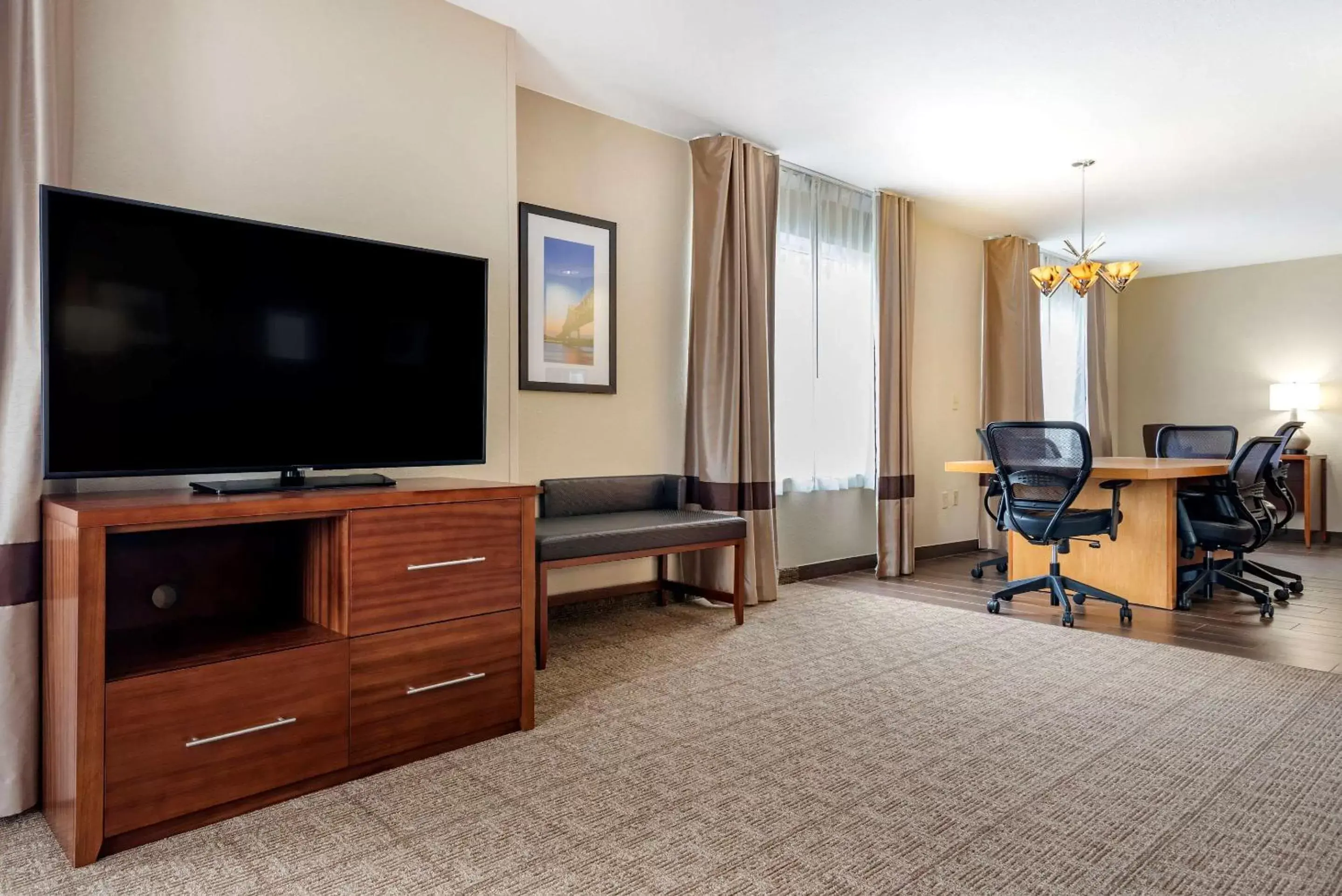 Photo of the whole room, TV/Entertainment Center in Comfort Suites Airport Flowood