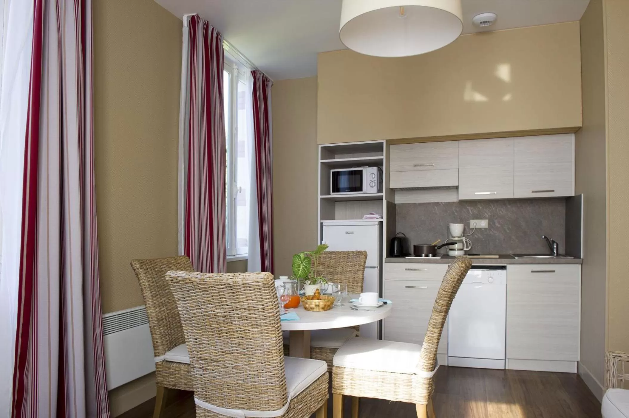 Kitchen or kitchenette in Résidence de Tourisme Vacances Bleues Villa Regina