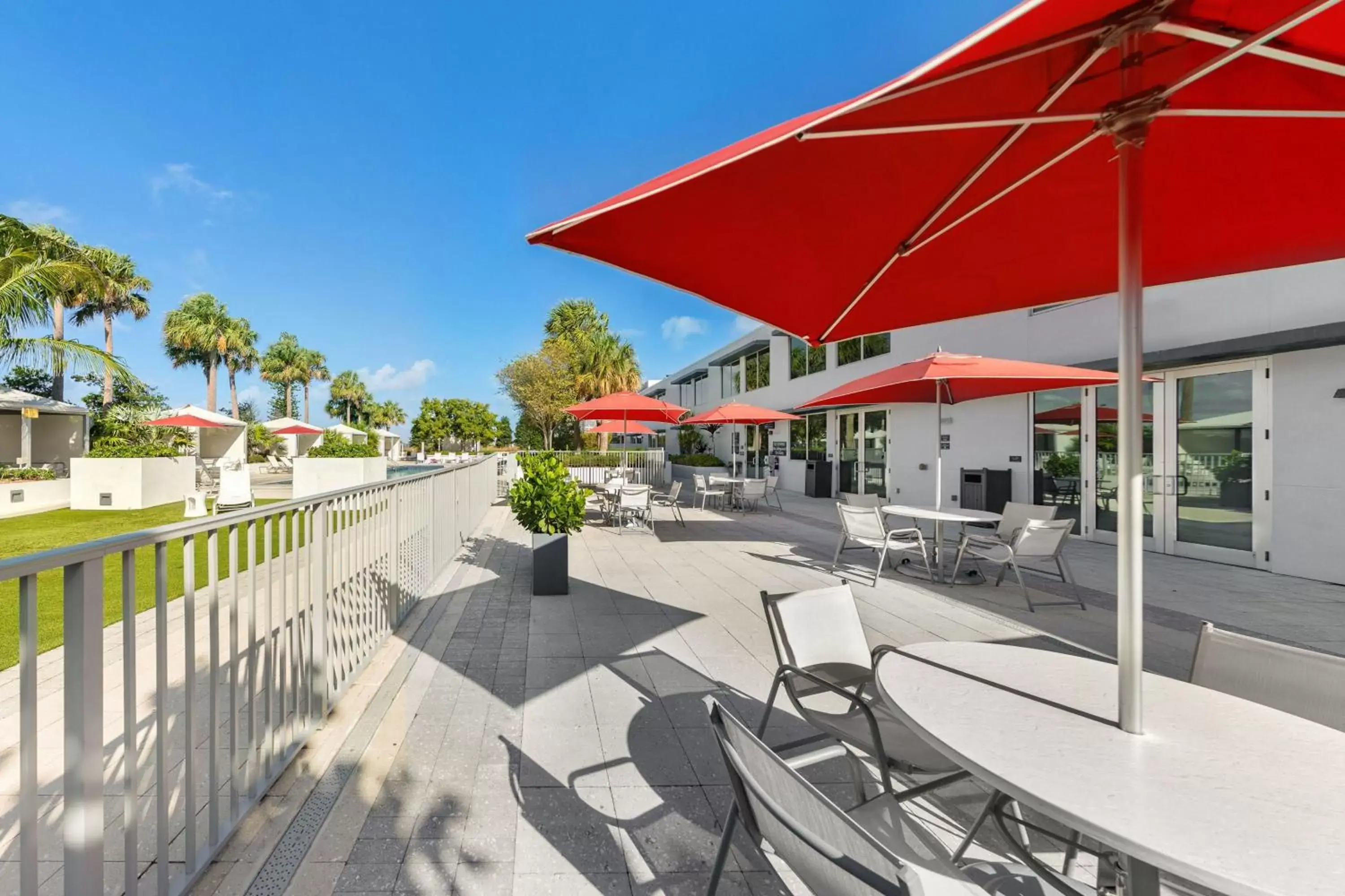 Swimming pool in Residence Inn by Marriott Miami Beach Surfside