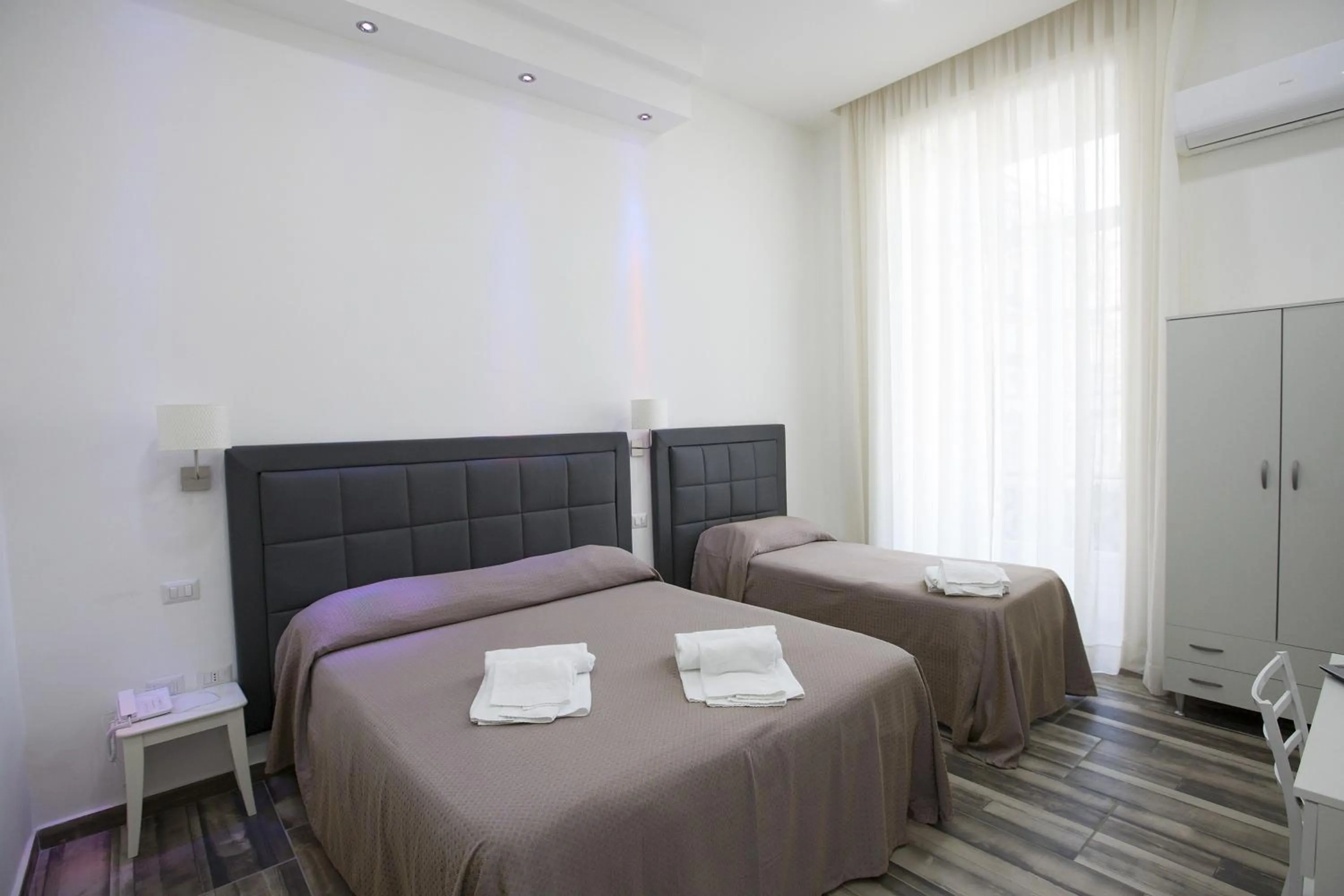 Photo of the whole room, Bed in Napoli Garibaldi Square