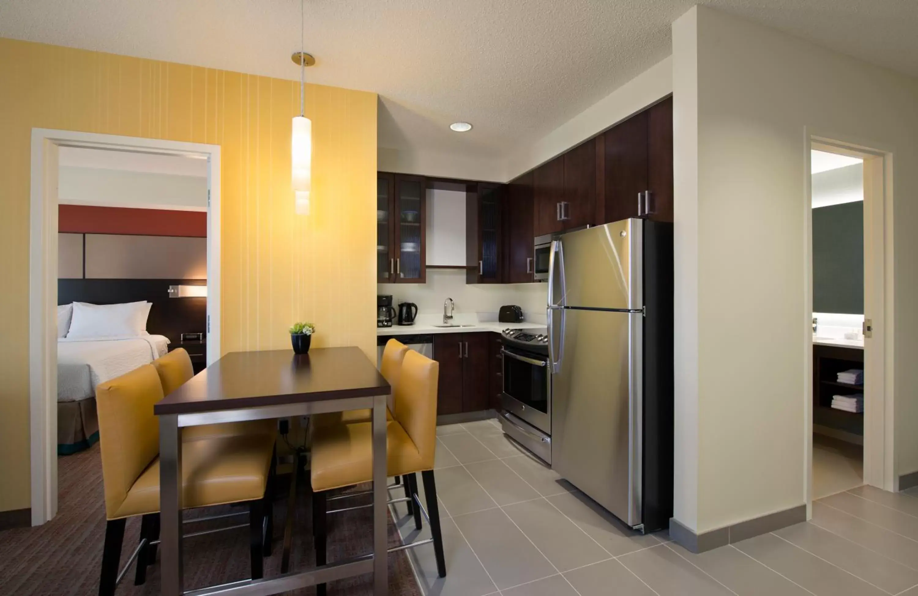 Kitchen or kitchenette, Kitchen/Kitchenette in Residence Inn by Marriott Calgary South