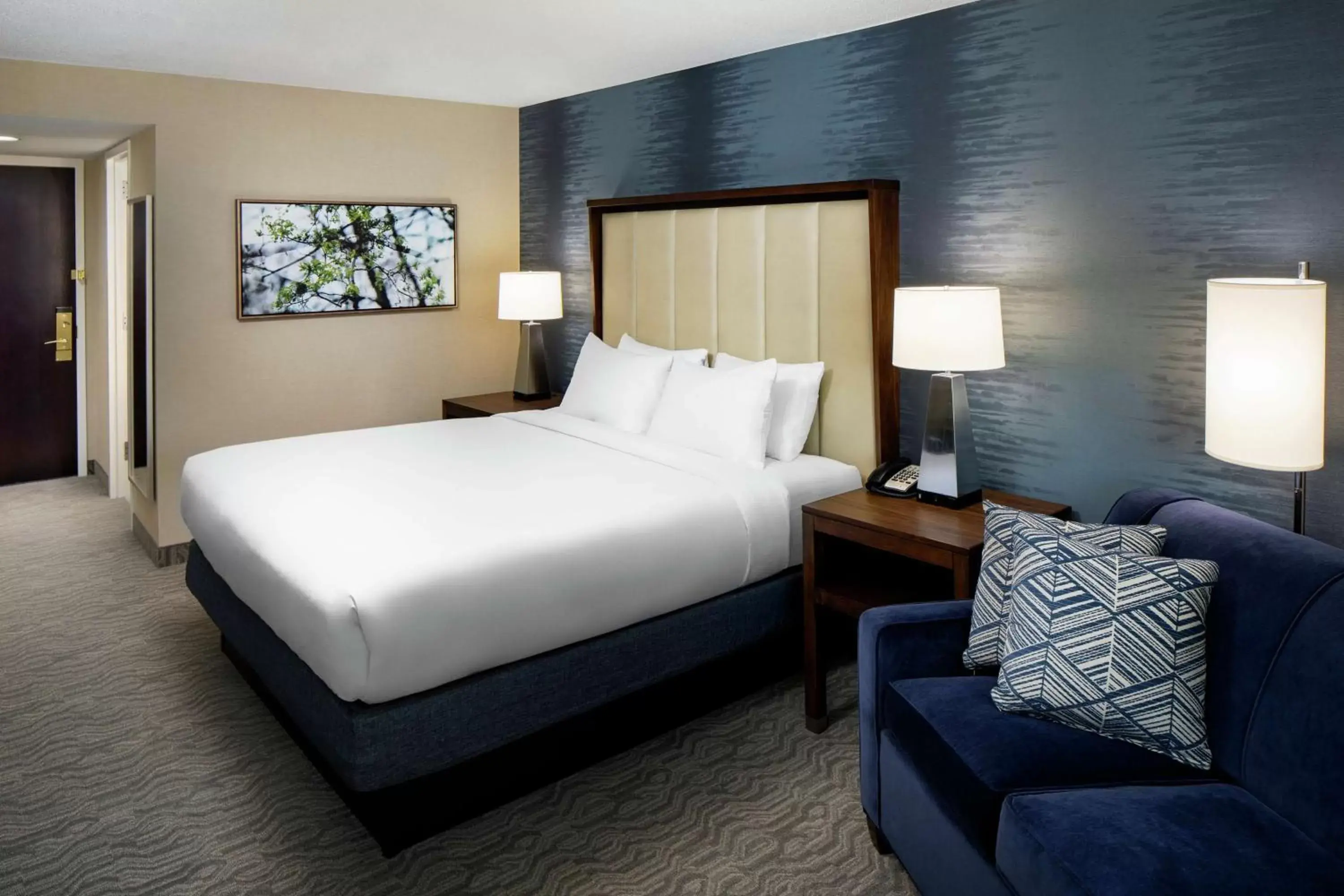 Living room, Bed in DoubleTree by Hilton Nashua