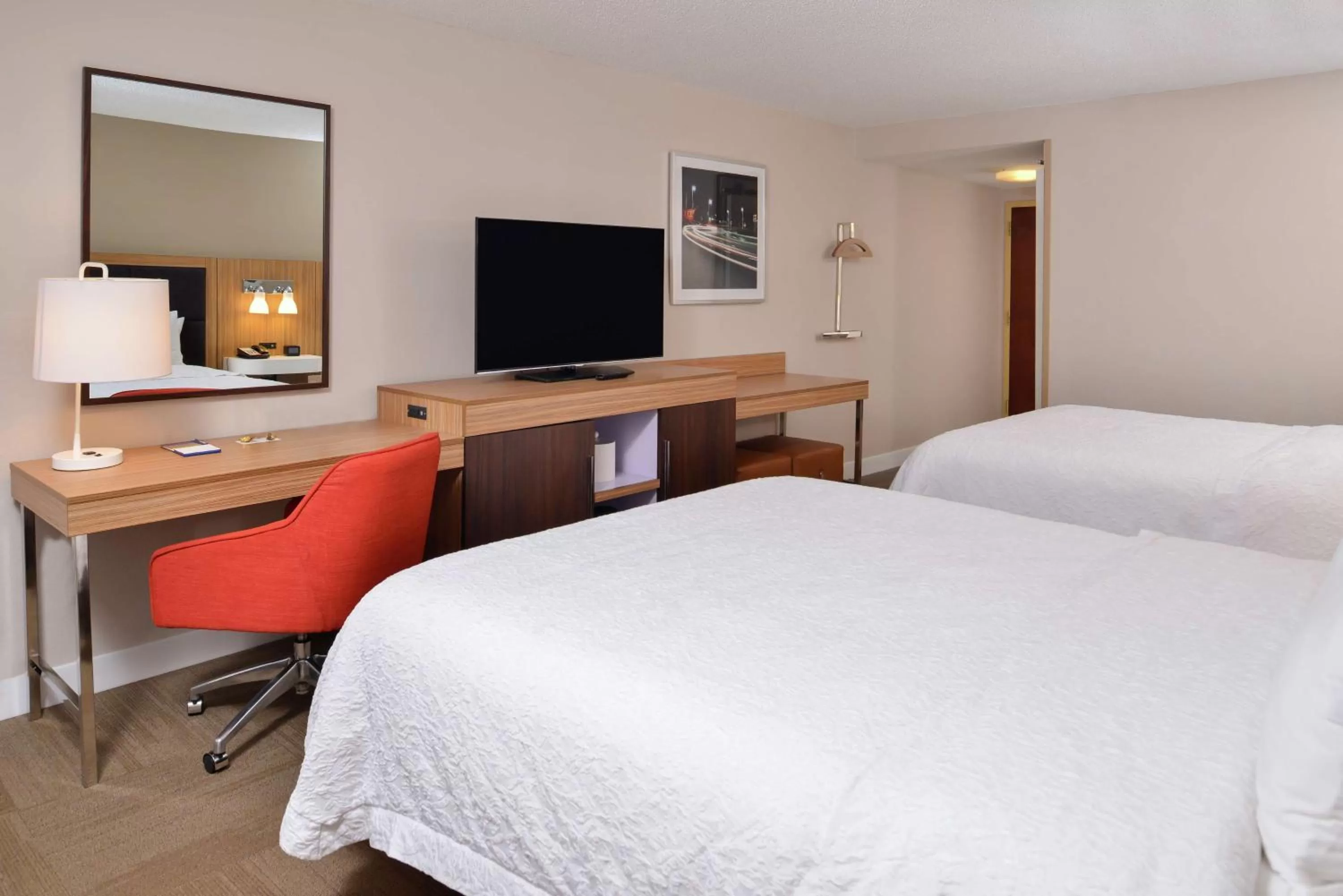 Bedroom, Bed in Hampton Inn Greensboro East / McLeansville