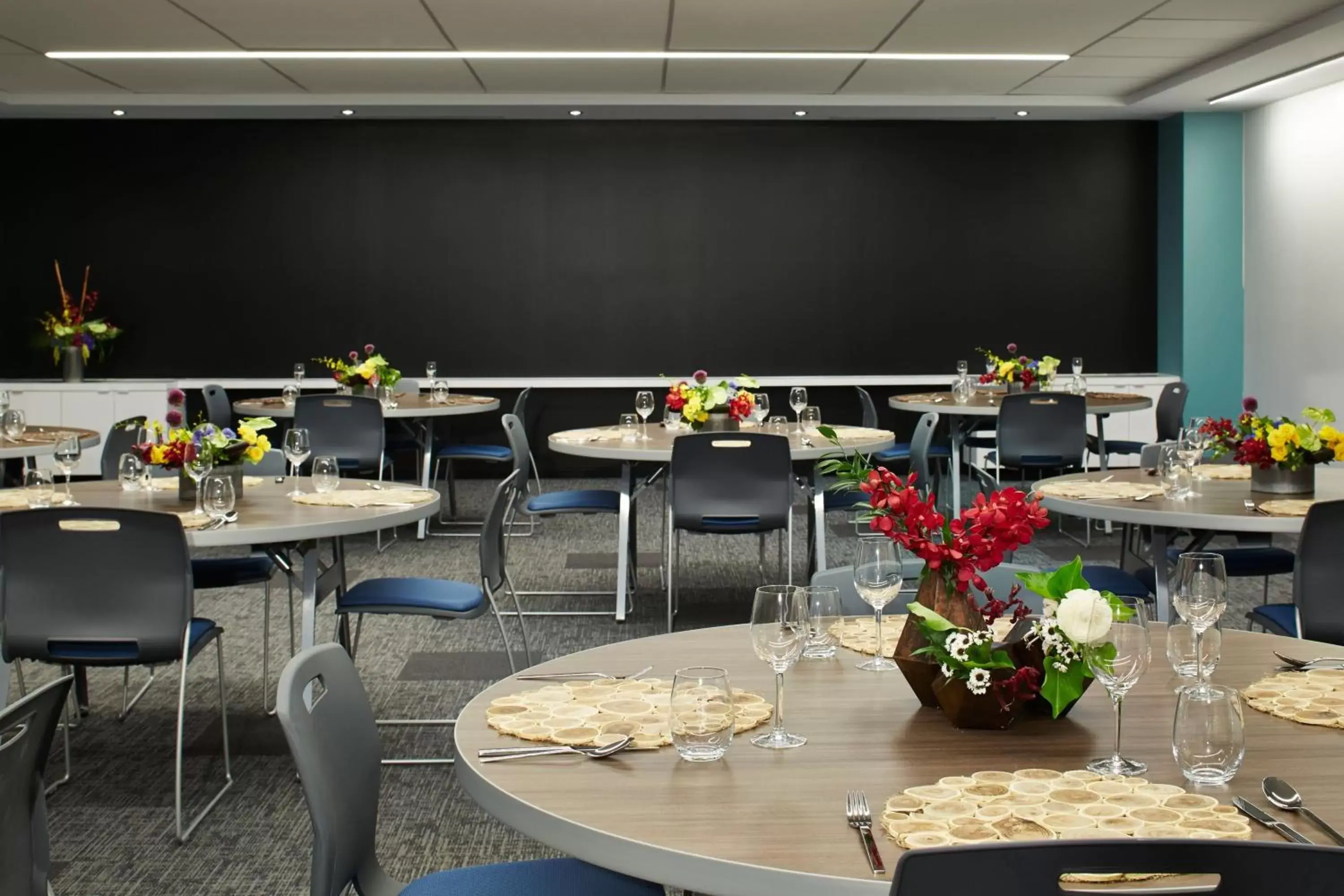 Meeting/conference room, Restaurant/Places to Eat in Aloft Seattle Redmond