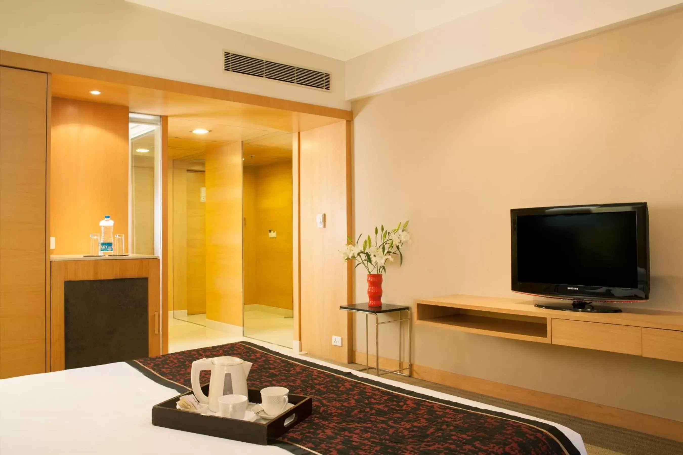 Bed, TV/Entertainment Center in Radisson Blu Hotel Pune Kharadi