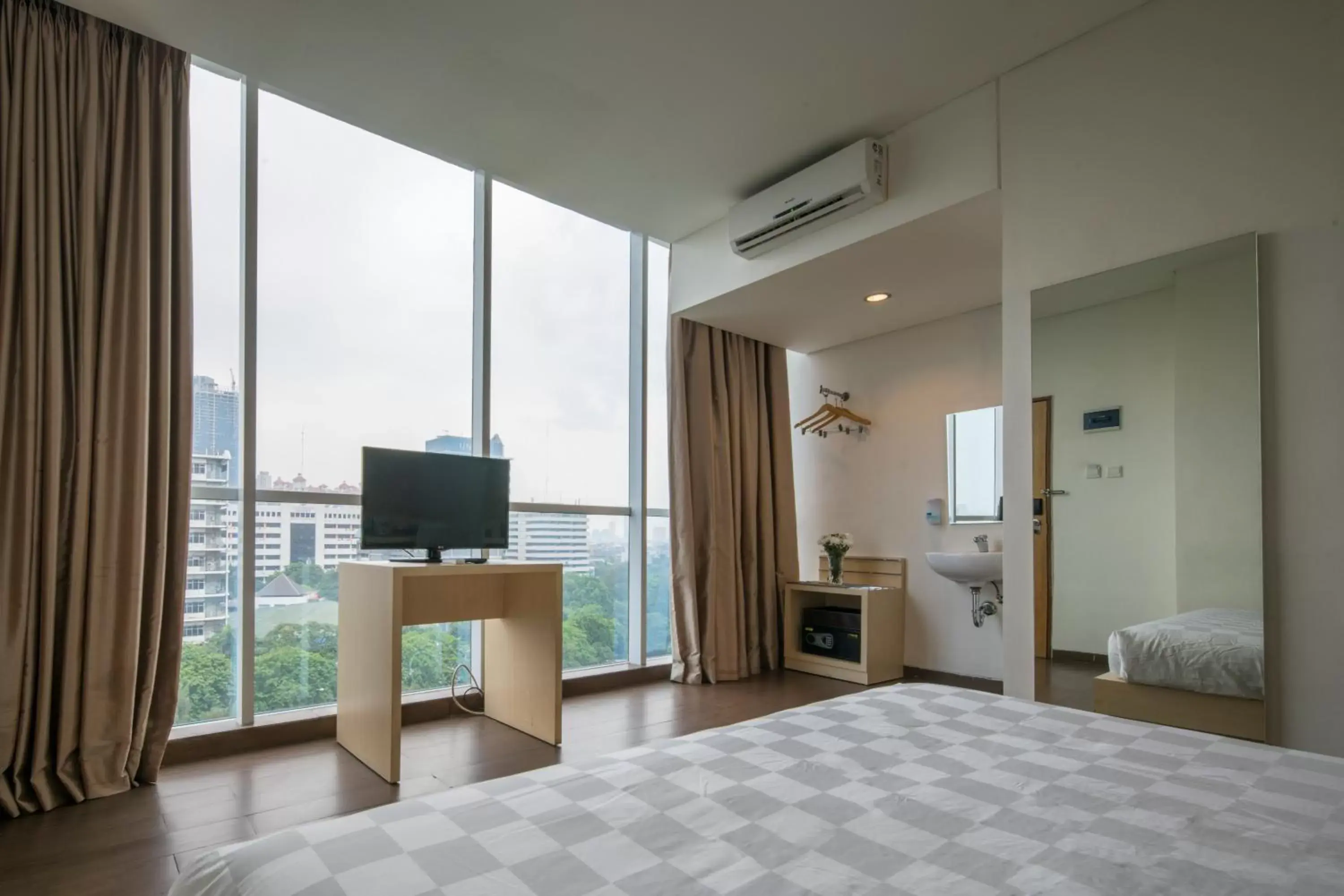 Bedroom, TV/Entertainment Center in Hotel 88 Grogol Jakarta By WH