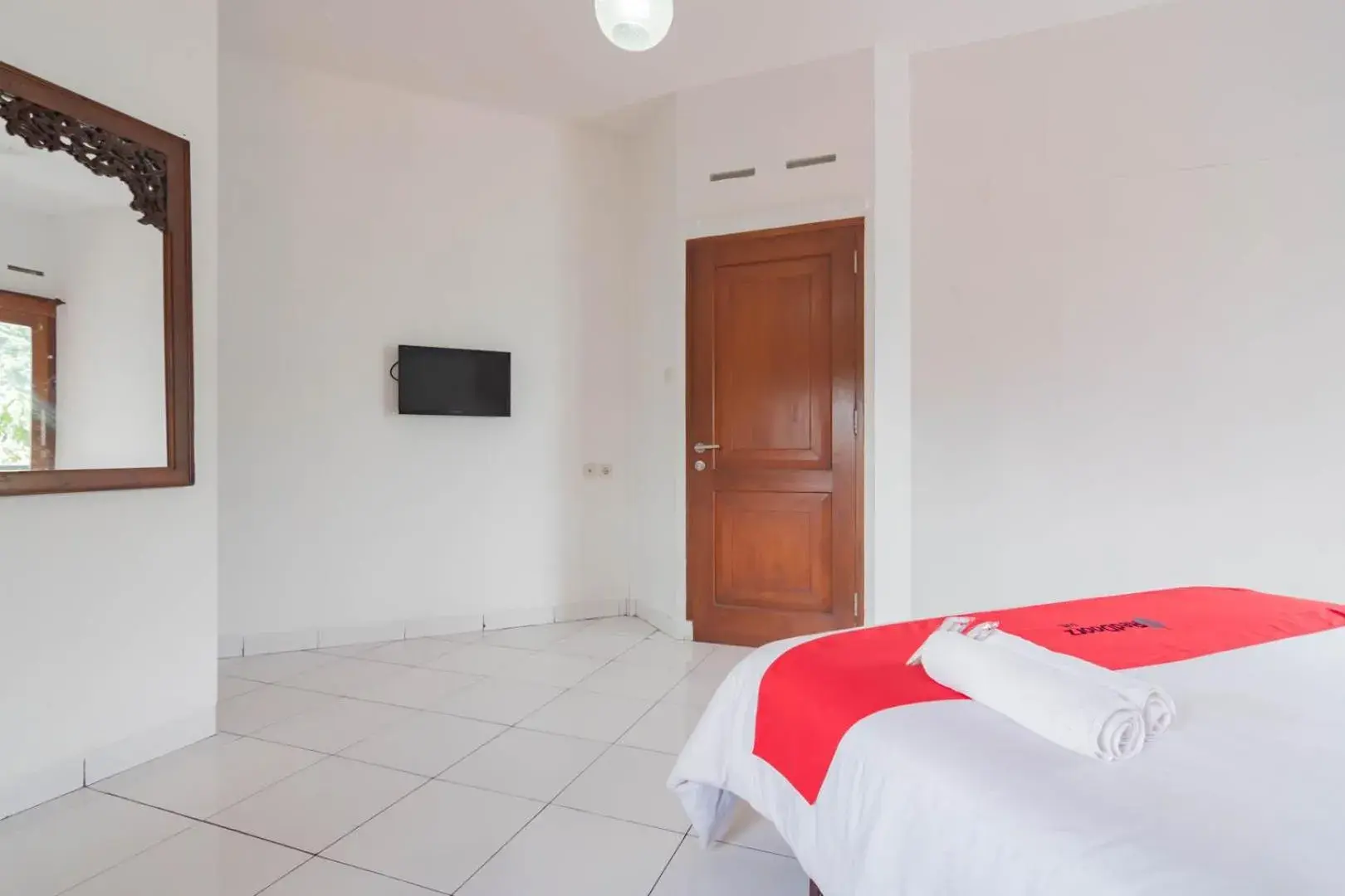 Bedroom, TV/Entertainment Center in RedDoorz Plus near Dago Pakar