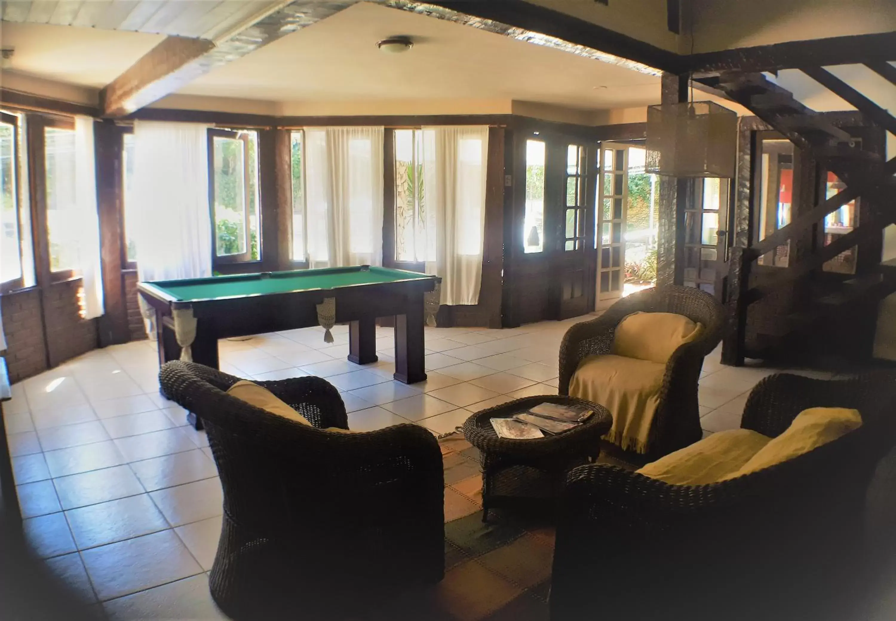 Communal lounge/ TV room, Billiards in Pousada New Paradise