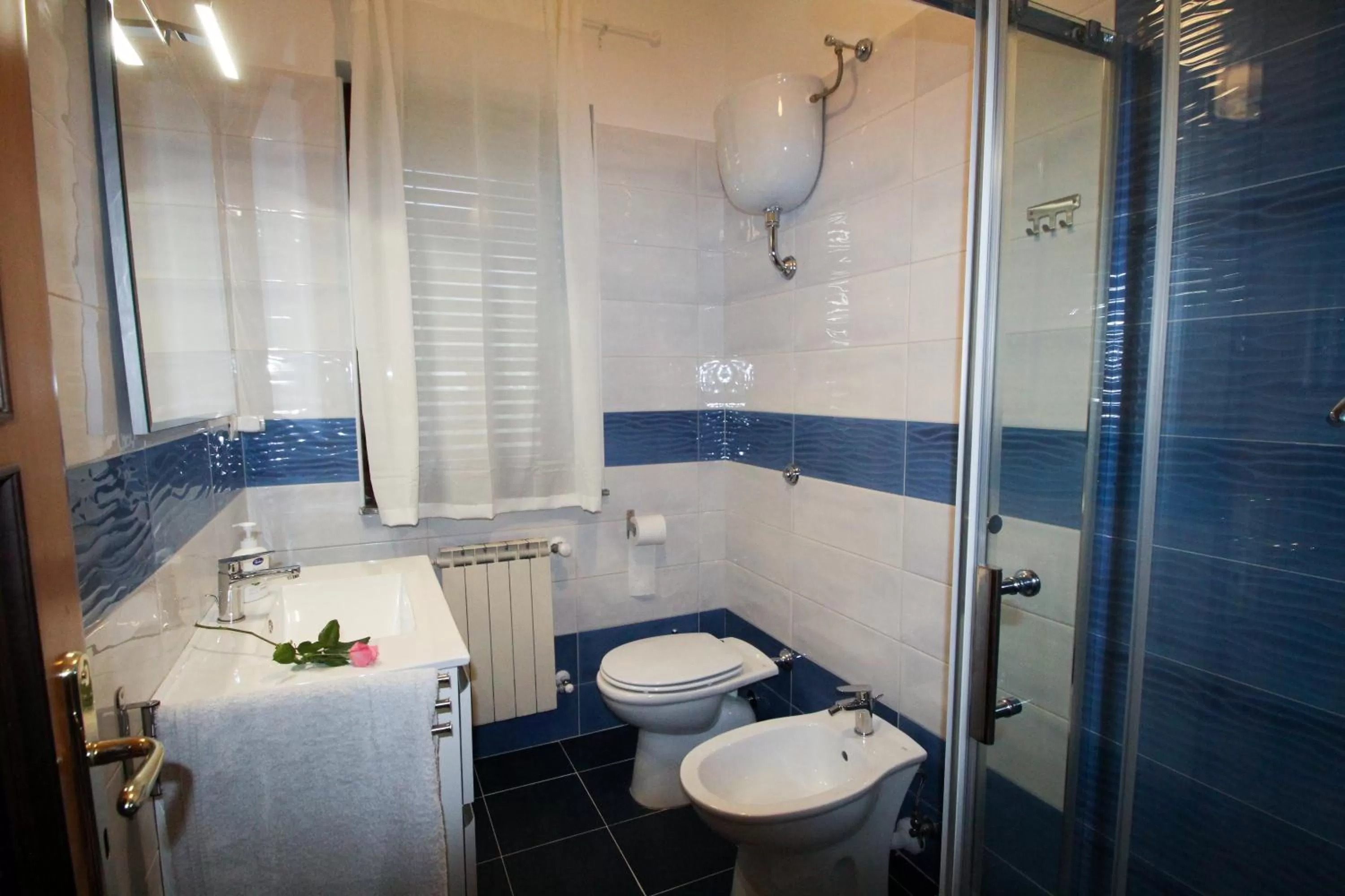 Shower in AceroRosso B&B