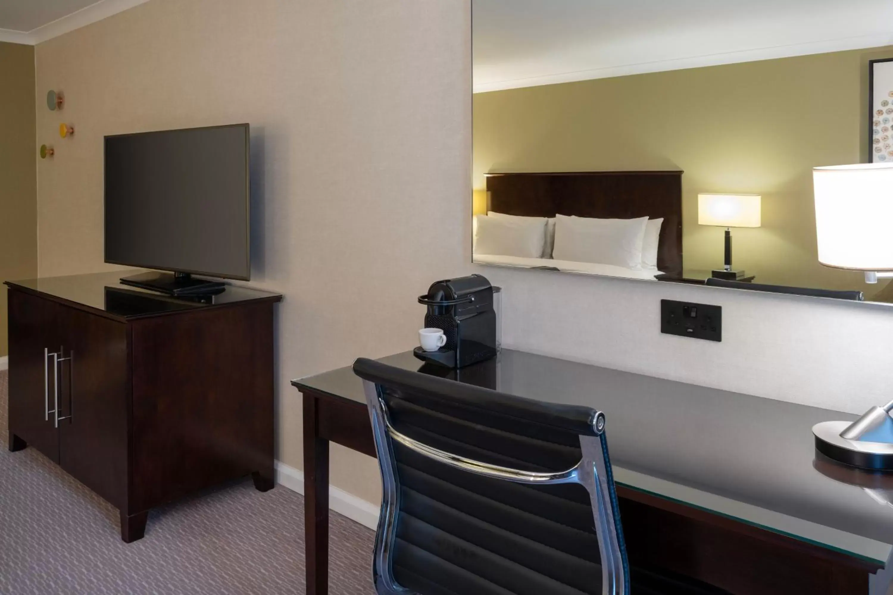 Photo of the whole room, TV/Entertainment Center in Delta Hotels by Marriott Manchester Airport