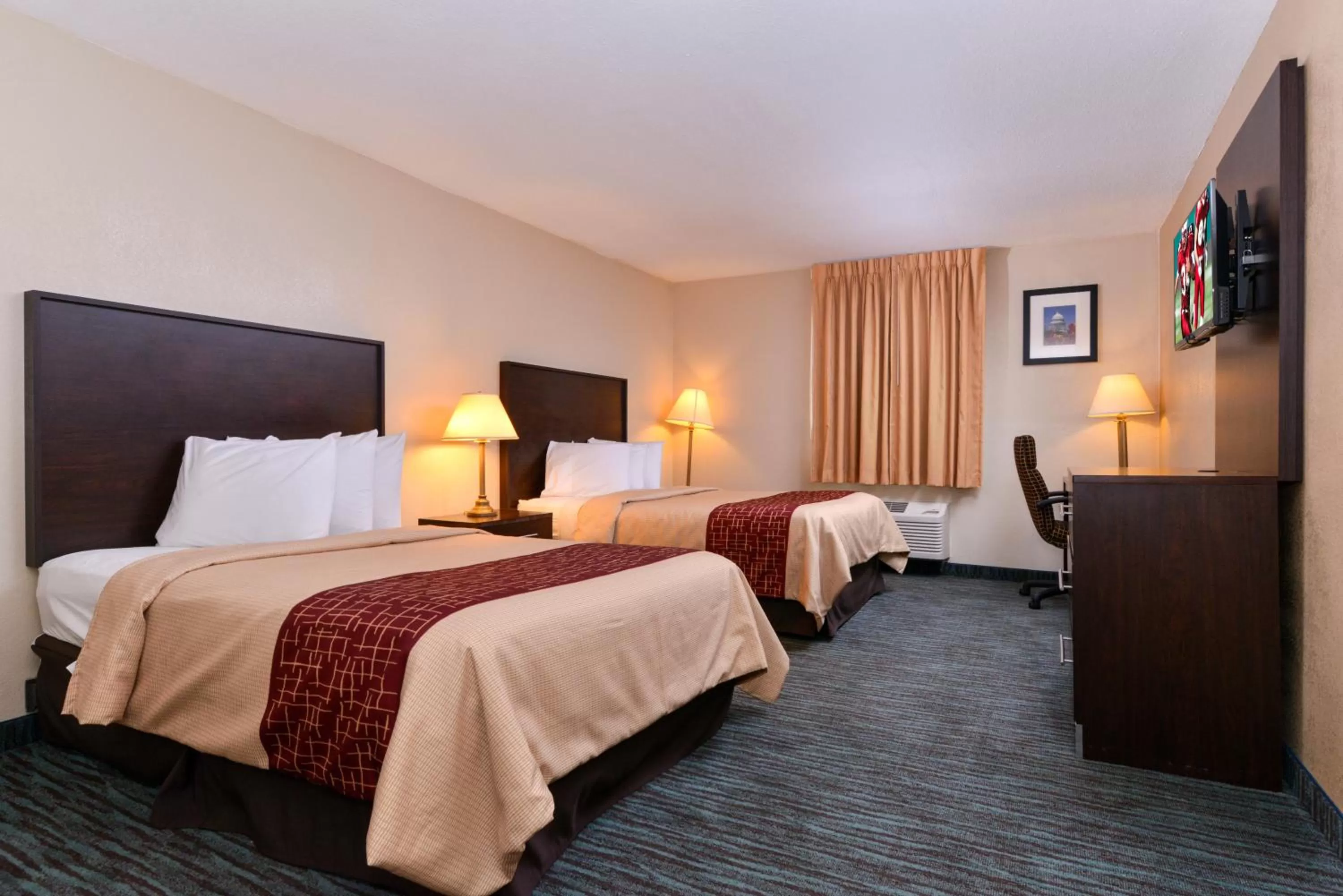 Photo of the whole room, Bed in Red Roof Inn Chambersburg