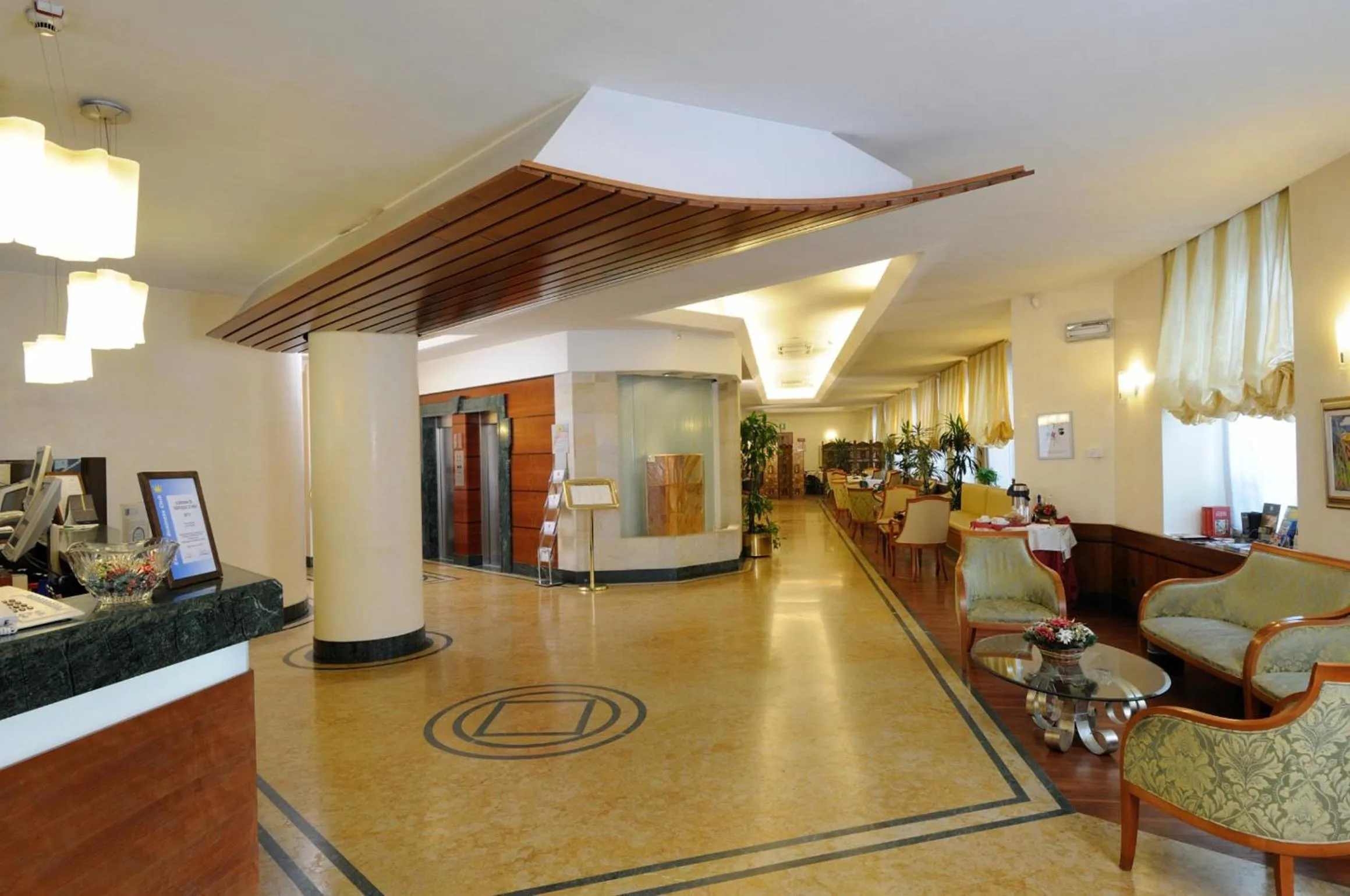 Lobby or reception in Hotel Mirage Sure Hotel Collection by Best Western