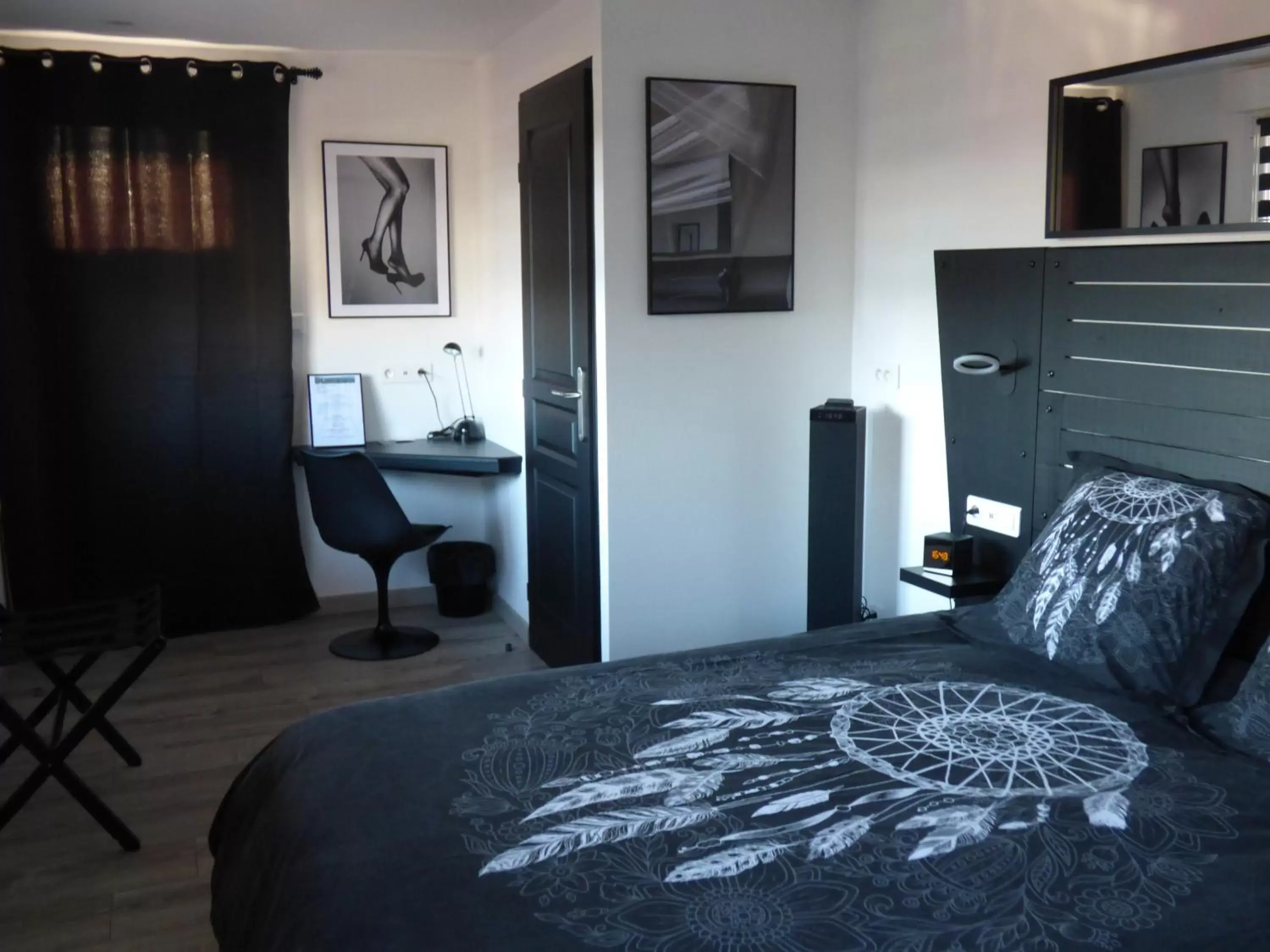 Bedroom, Seating Area in La Colline aux Yeux Doubs