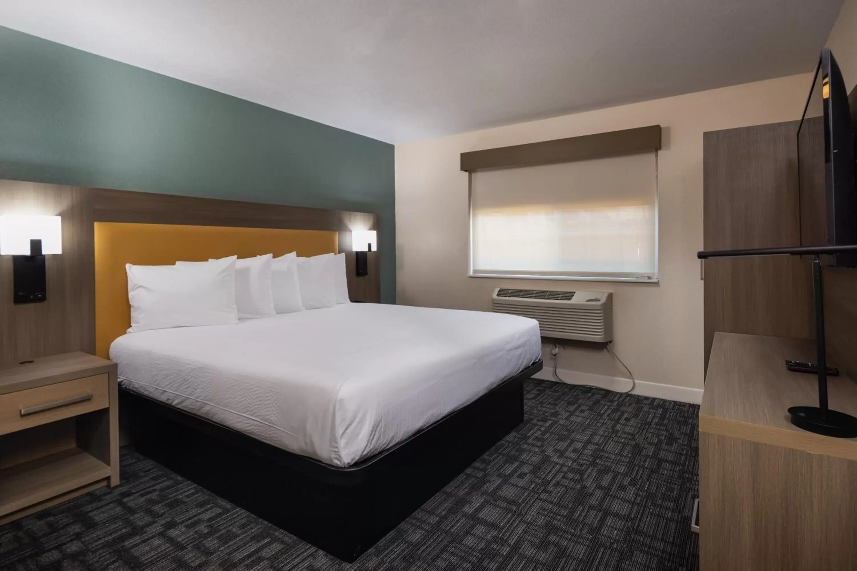 Photo of the whole room, Bed in SureStay Plus Hotel by Best Western Hayward