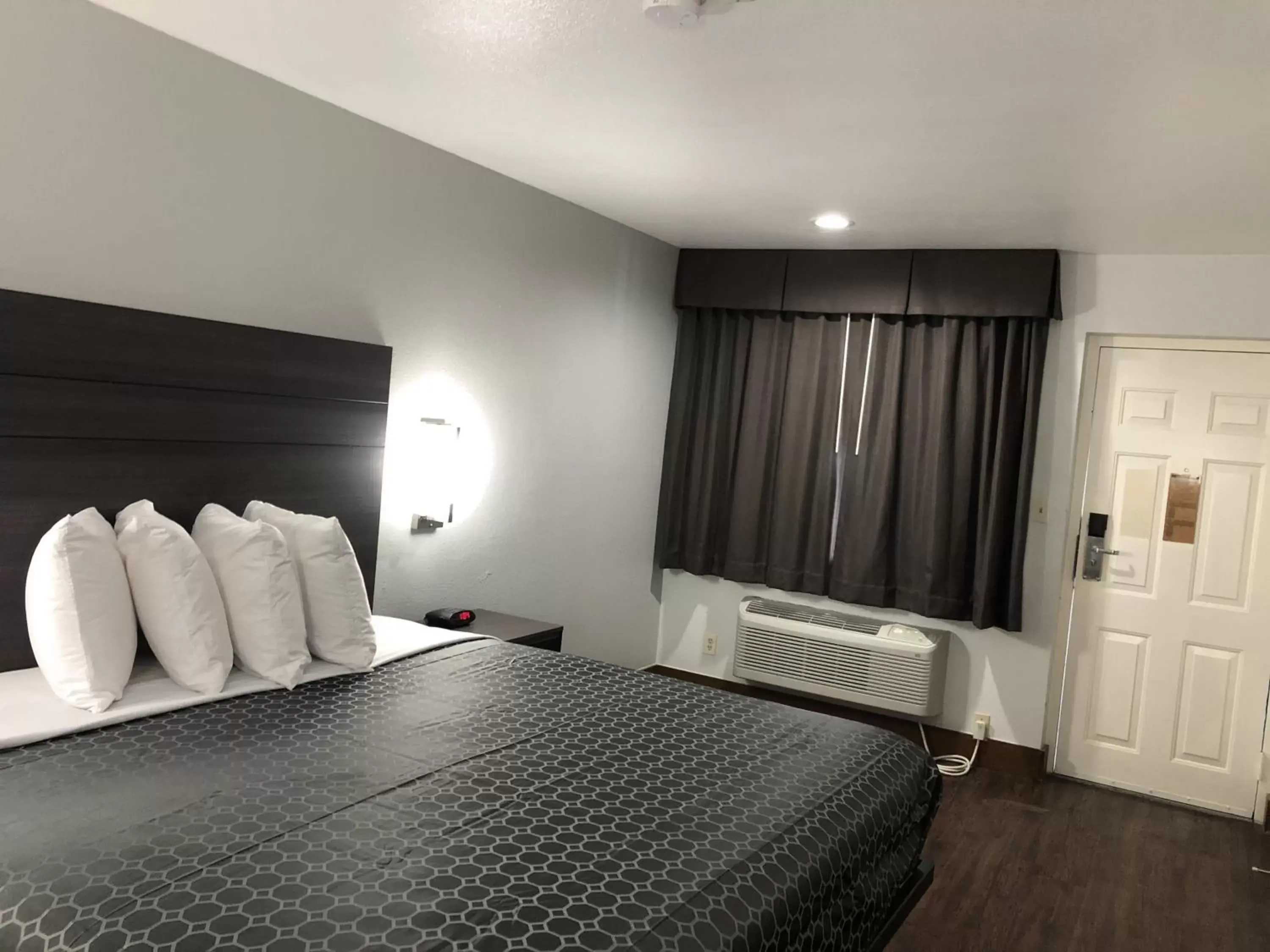 Photo of the whole room, Bed in Sky Palace Inn By Jasper Near AT & T Center