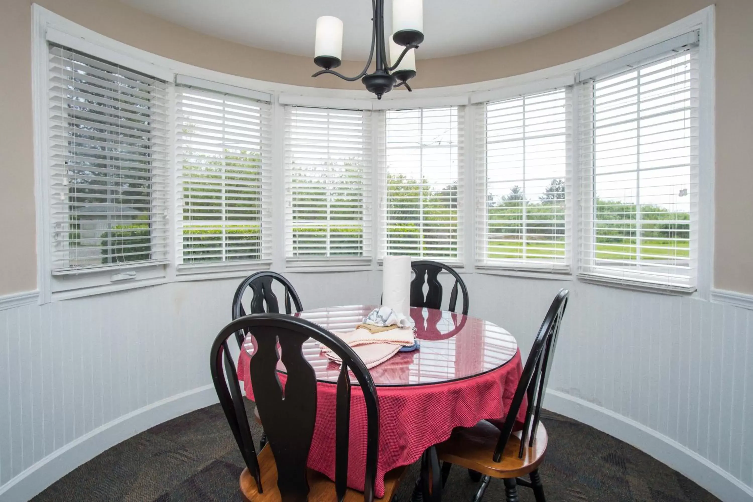 Dining Area in Ecola Creek Lodge