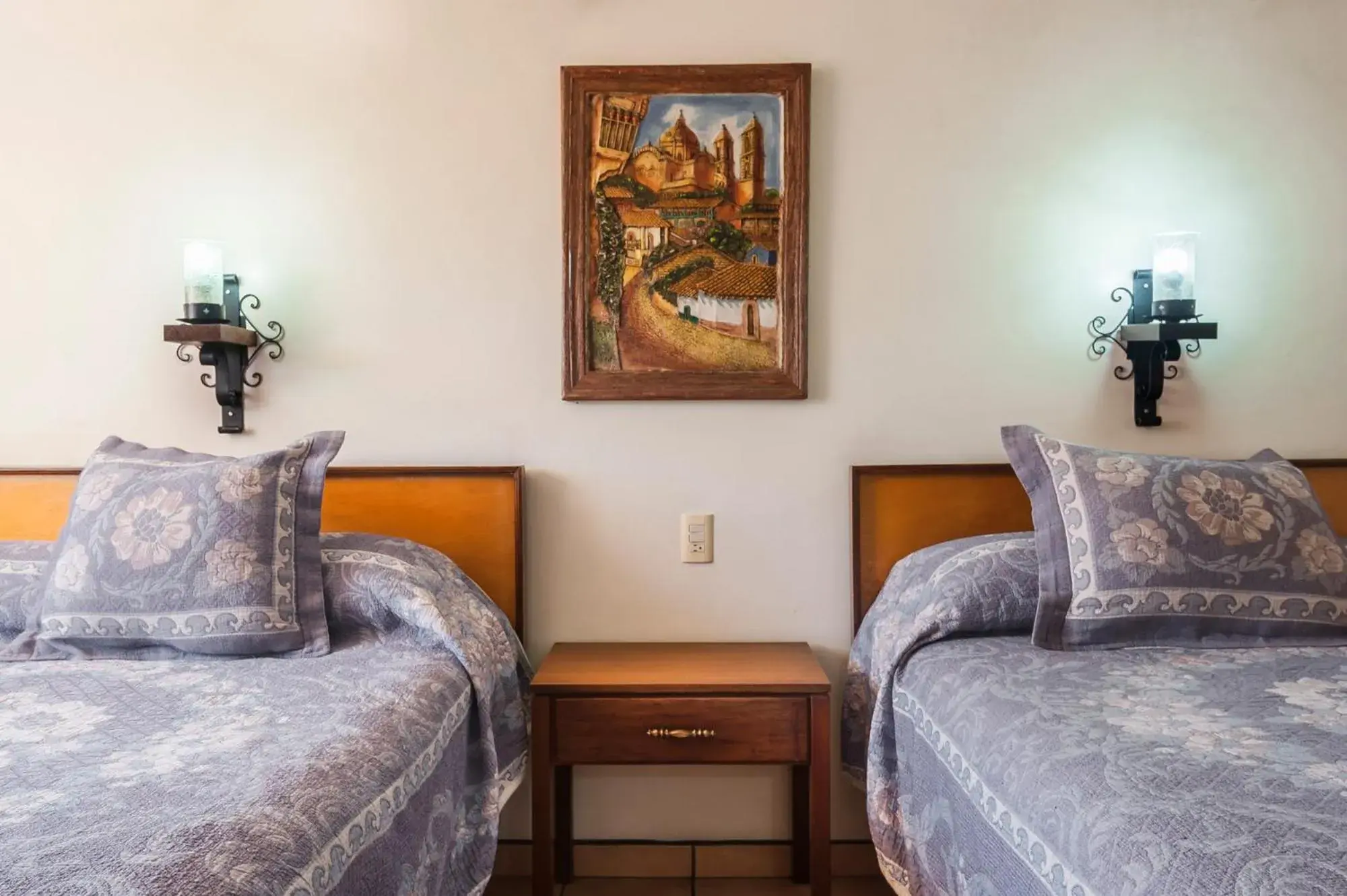 Bed, Seating Area in Hotel Isabel