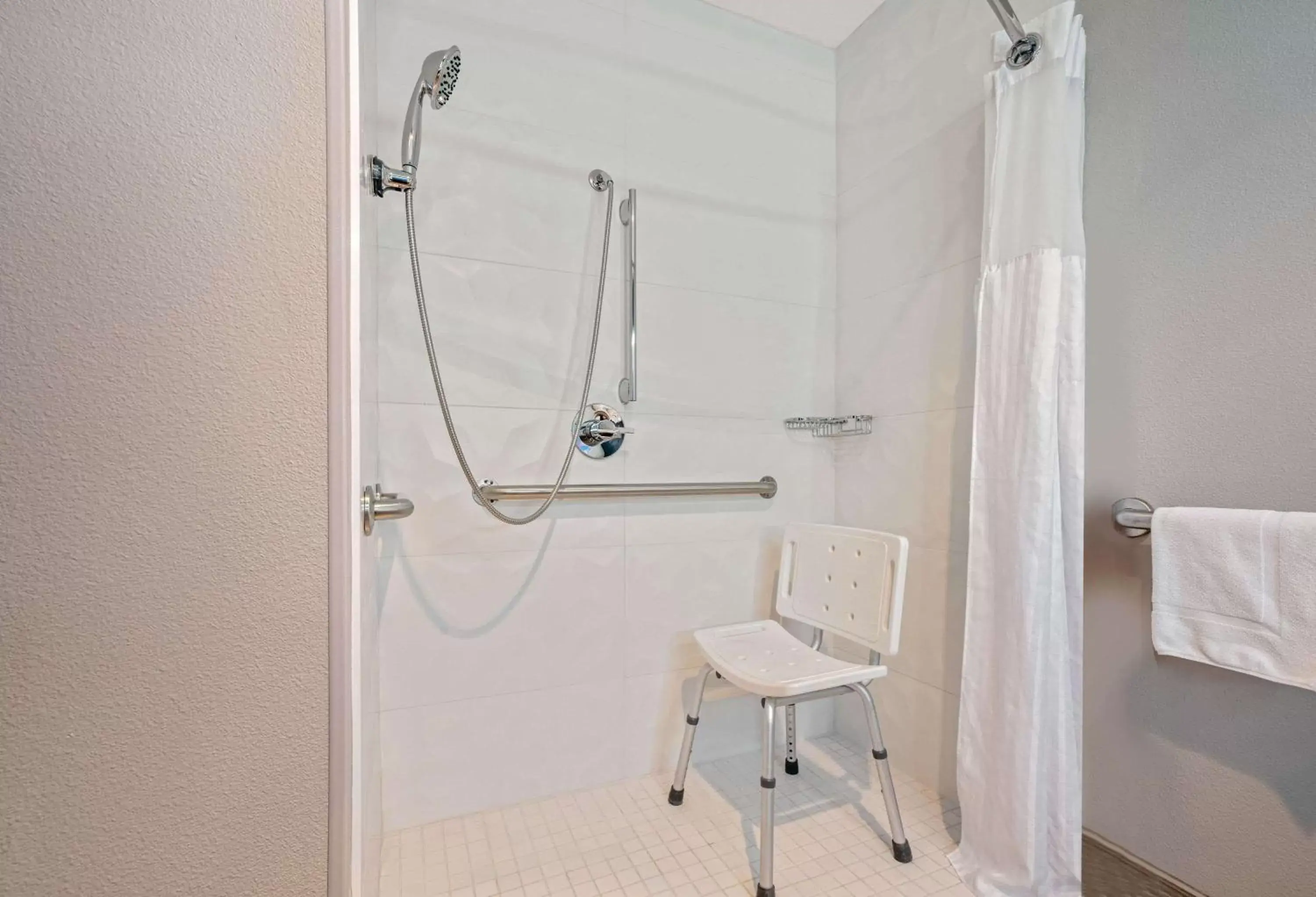 Shower, Bathroom in La Quinta by Wyndham Seattle Federal Way