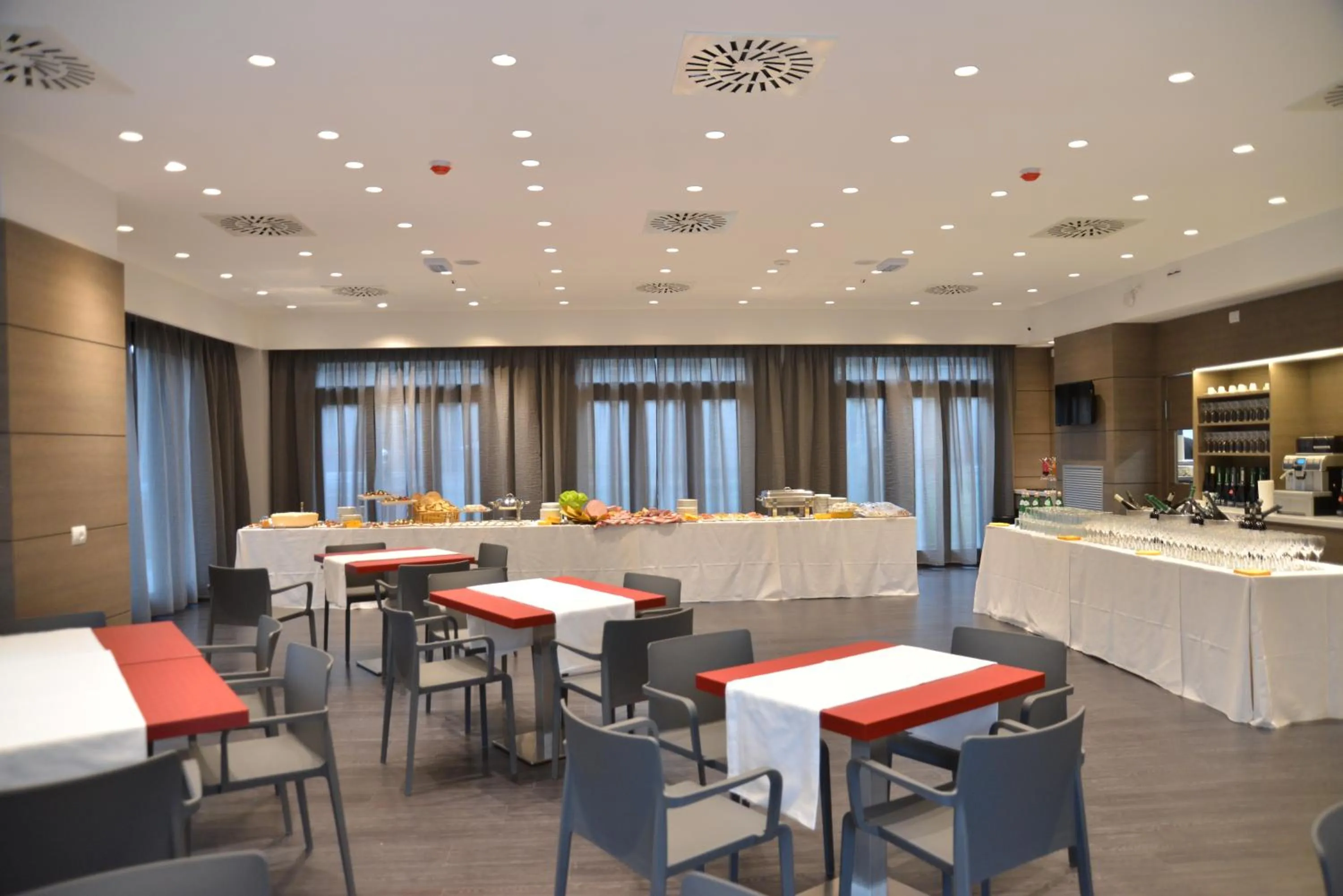 Restaurant/places to eat in Hotel Forum