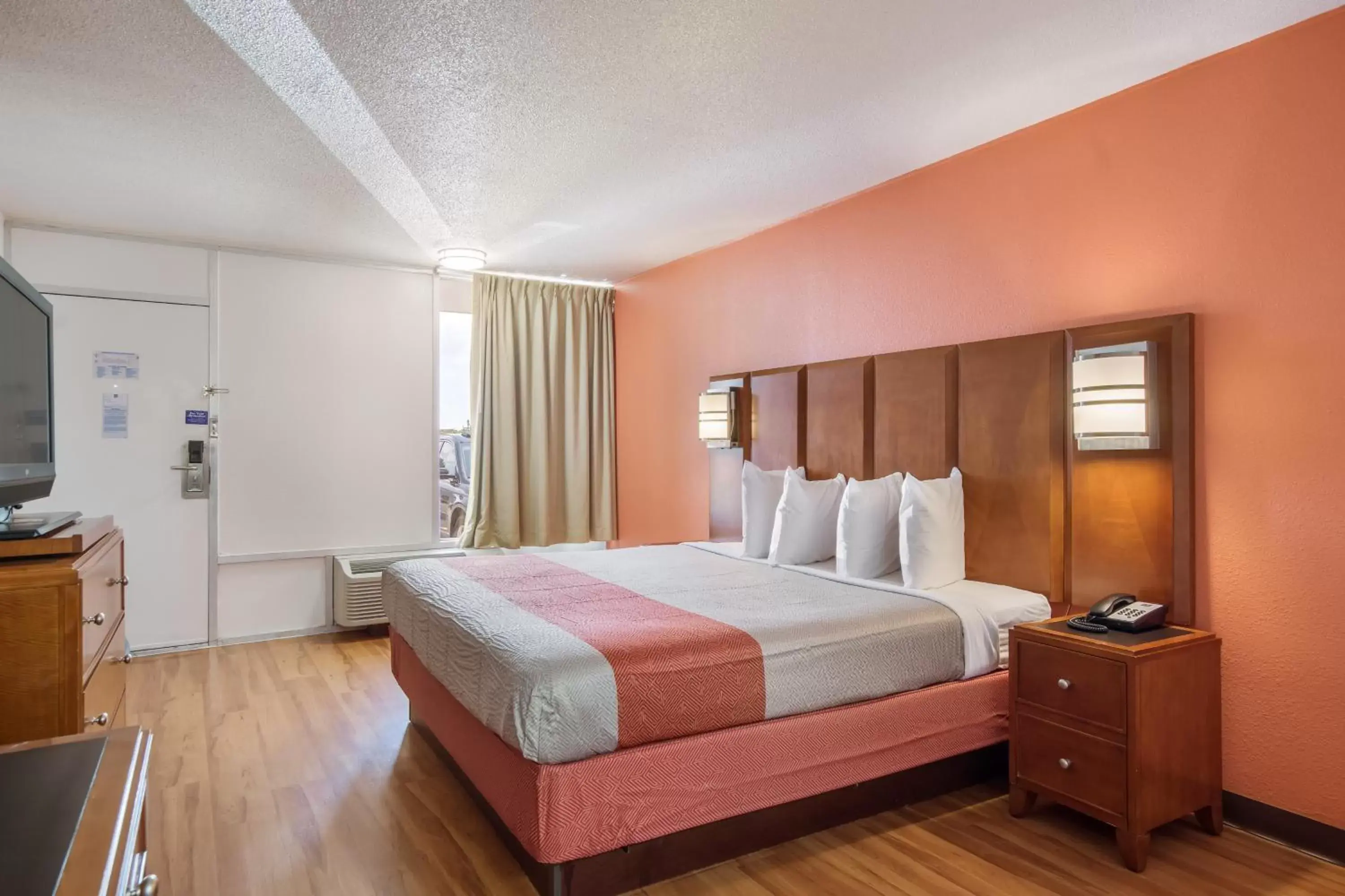 Bedroom, Bed in Motel 6-Van Buren, AR